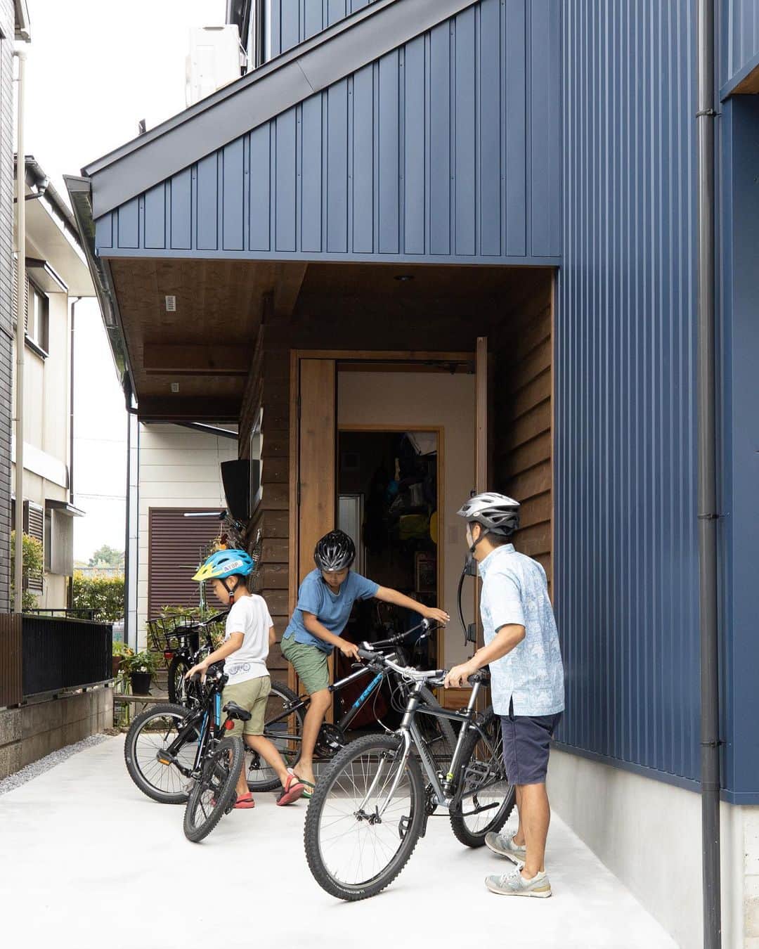 クボタ住建さんのインスタグラム写真 - (クボタ住建Instagram)「「木の家だからできること」  #クボタ住建  自転車やカヌーなどのアウトドア、さらにはパン作りやウクレレも！他にもたくさんの趣味を楽しむW邸。  生活の中に趣味と遊びが溢れていて家族みんなで楽しむ暮らしがそこにはあります🚲！  趣味と遊びの家/座間市W邸  HPの木の家の読み物シリーズにて☝️W邸のインタビュー記事を掲載してます⭐︎ぜひご覧ください！↓ https://kubotajyuken.com/interview/05.html  ＜クボタ住建施工＞  @kubota_jyuken  #吹抜けリビング  #玄関ポーチ #キッチン #キッチン収納 #鎧貼り #ガルバリウム外壁 #アウトドアのある暮らし  #土間収納 #造作提案 #趣味を楽しむ #ウッドデッキ #家族の時間 #外観デザイン  クボタ住建は優しく温かい自然素材の木の家をつくります HP & more photos→@kubota_jyuken 施工事例多数掲載しております。 ホームページへもぜひ↓ https://kubotajyuken.com/  ⭐︎スタッフブログ⭐︎ https://kubotajyuken.com/blog/  #クボタ住建 #神奈川の注文住宅 #大和市#湘南の家#suumo注文住宅 #自由設計 #木の家 #無垢の家 #自然素材の家 #和モダンな家 #暮らしをつくる #暮らしを楽しむ #丁寧な暮らし#構造現し  クボタ住建 棟梁の自宅、随時見学受付ます。 資料請求やお問い合わせも是非。 メッセージDMでもどうぞ」7月18日 19時22分 - kubota_jyuken