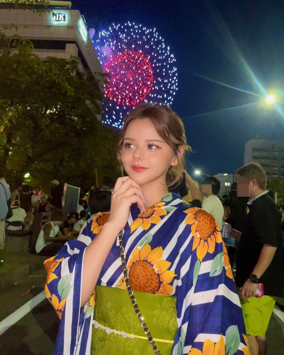 MIAのインスタグラム：「浴衣着てお祭り行きたかったんだ〜🌻 花火ベストタイミング🎆💙   #浴衣  #花火大会  #花火  #お祭り  #港まつり  #港祭り  #ひまわり  #夏  #夏休み」