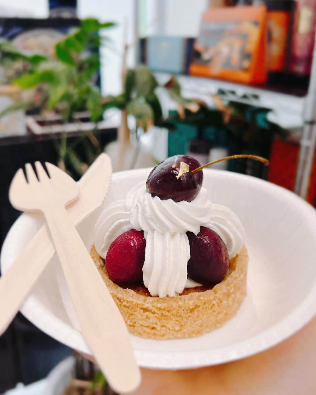 さくまみおさんのインスタグラム写真 - (さくまみおInstagram)「ちょっと前だけど夏本番前に縮毛矯正でうねり防止してもろた(仕込み重要)  ＼Thanks／ ✂︎寺村氏 @trmryt  📷ゆいc @y_oyasumi_   部員さんがオススメしてくれたエスプロの酵素も届いてた！ 🍒好き過ぎて限定の佐藤錦ブレンドをチョイス👍🏻うまし @estheprolabo_official   差入れの🧁も無意識に🍒選んでますやん(今気づいたw) 砂糖や小麦や牛乳使ってないらしいのにちゃんと甘くて美味しかった😳どーなってんだ！ @sotarte_   実写🍒は姫ちゃんの出産祝いのお返しに頂いたカタログからチョイス♡ありがと姫ちゃんー🤤うまし  最近🍒見かけなくなっちゃったから今は絶賛🍈ブーム！ 夏は暑いけど色々美味しいから好き😋！！！  #ヘアケア #ヘアメンテ #縮毛矯正 #ボブ #ボブカット #トリートメント #さくらんぼよ永遠であれ #いっぱいリンク貼ってるけど何もprとかじゃないよ笑」7月18日 19時16分 - sakuma_mio