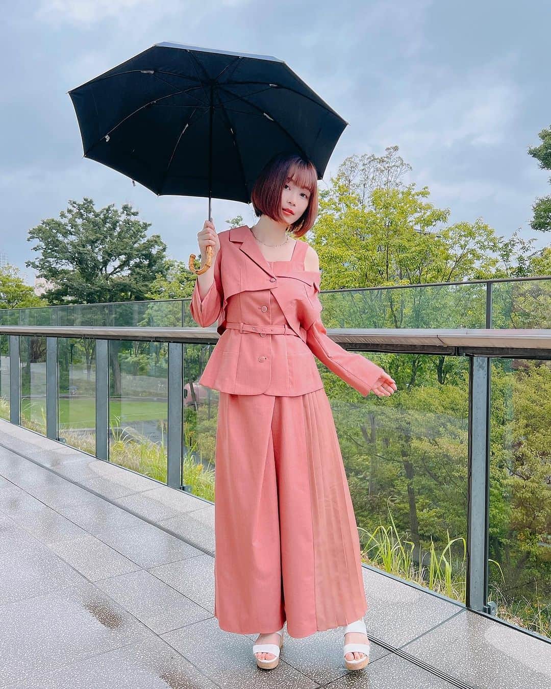 さくまみおさんのインスタグラム写真 - (さくまみおInstagram)「ちょっと前だけど夏本番前に縮毛矯正でうねり防止してもろた(仕込み重要)  ＼Thanks／ ✂︎寺村氏 @trmryt  📷ゆいc @y_oyasumi_   部員さんがオススメしてくれたエスプロの酵素も届いてた！ 🍒好き過ぎて限定の佐藤錦ブレンドをチョイス👍🏻うまし @estheprolabo_official   差入れの🧁も無意識に🍒選んでますやん(今気づいたw) 砂糖や小麦や牛乳使ってないらしいのにちゃんと甘くて美味しかった😳どーなってんだ！ @sotarte_   実写🍒は姫ちゃんの出産祝いのお返しに頂いたカタログからチョイス♡ありがと姫ちゃんー🤤うまし  最近🍒見かけなくなっちゃったから今は絶賛🍈ブーム！ 夏は暑いけど色々美味しいから好き😋！！！  #ヘアケア #ヘアメンテ #縮毛矯正 #ボブ #ボブカット #トリートメント #さくらんぼよ永遠であれ #いっぱいリンク貼ってるけど何もprとかじゃないよ笑」7月18日 19時16分 - sakuma_mio