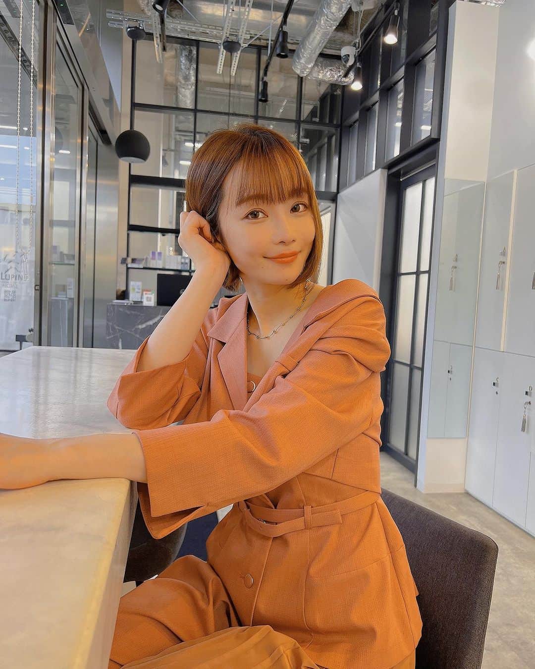 さくまみおさんのインスタグラム写真 - (さくまみおInstagram)「ちょっと前だけど夏本番前に縮毛矯正でうねり防止してもろた(仕込み重要)  ＼Thanks／ ✂︎寺村氏 @trmryt  📷ゆいc @y_oyasumi_   部員さんがオススメしてくれたエスプロの酵素も届いてた！ 🍒好き過ぎて限定の佐藤錦ブレンドをチョイス👍🏻うまし @estheprolabo_official   差入れの🧁も無意識に🍒選んでますやん(今気づいたw) 砂糖や小麦や牛乳使ってないらしいのにちゃんと甘くて美味しかった😳どーなってんだ！ @sotarte_   実写🍒は姫ちゃんの出産祝いのお返しに頂いたカタログからチョイス♡ありがと姫ちゃんー🤤うまし  最近🍒見かけなくなっちゃったから今は絶賛🍈ブーム！ 夏は暑いけど色々美味しいから好き😋！！！  #ヘアケア #ヘアメンテ #縮毛矯正 #ボブ #ボブカット #トリートメント #さくらんぼよ永遠であれ #いっぱいリンク貼ってるけど何もprとかじゃないよ笑」7月18日 19時16分 - sakuma_mio