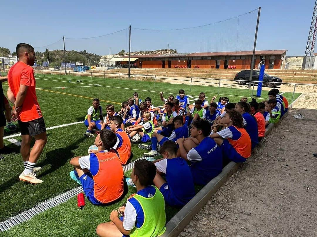 ジョルディ・アルバのインスタグラム：「Muy contento de poder ver a tantos niños y niñas sumándose un año más al @campusjordialba.   En esta ocasión en Igualada, donde pasamos una gran mañana de fútbol. 💪🏻⚽️」