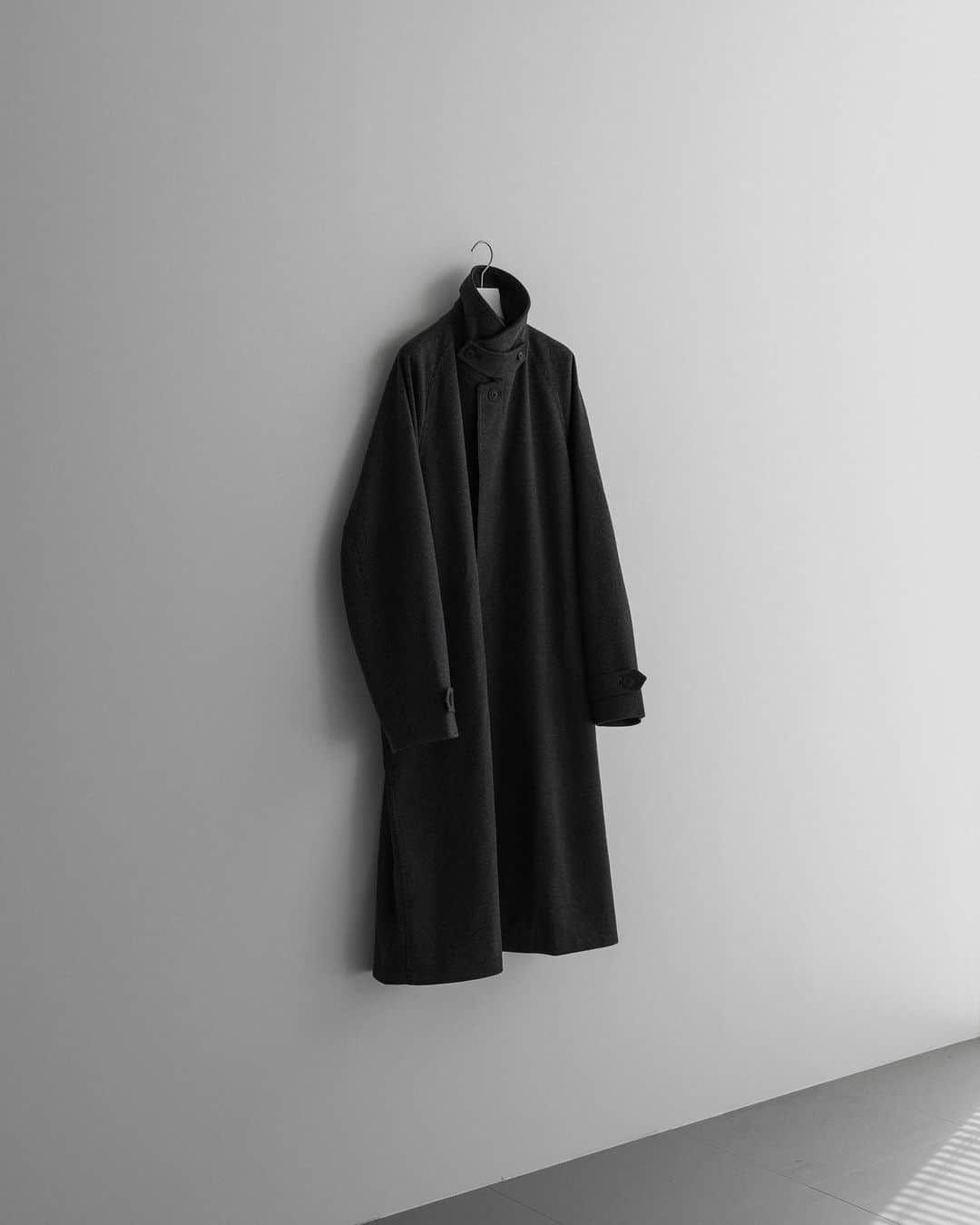 JUN / Yohukasiのインスタグラム：「発売が待ち遠しいアウター。  @remer_official   #remer #23aw」