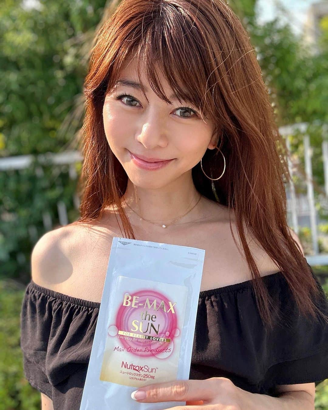 えれなさんのインスタグラム写真 - (えれなInstagram)「最近の日差しは半端ないので、日焼け止め＋飲む日傘サプリも飲み始めました✨  顔以外は少しは焼きたい。 と、いつも思ってるけど… （色んな人に怒られる案件。笑）  ここ数年の日差しは、痛いから😅 後々のケアが大変なのと。  幸いにもこの年齢まで、あまりシミとかできてこなかったので。  この緩い気持ちのまま、ケアを続けていこうと思ってます🤭  #bemax #bemaxthesun #飲む日傘サプリ #数年後の自分の為に #ストイックにならず緩く続けてケアするタイプ #えれな」7月18日 19時31分 - elena1982312