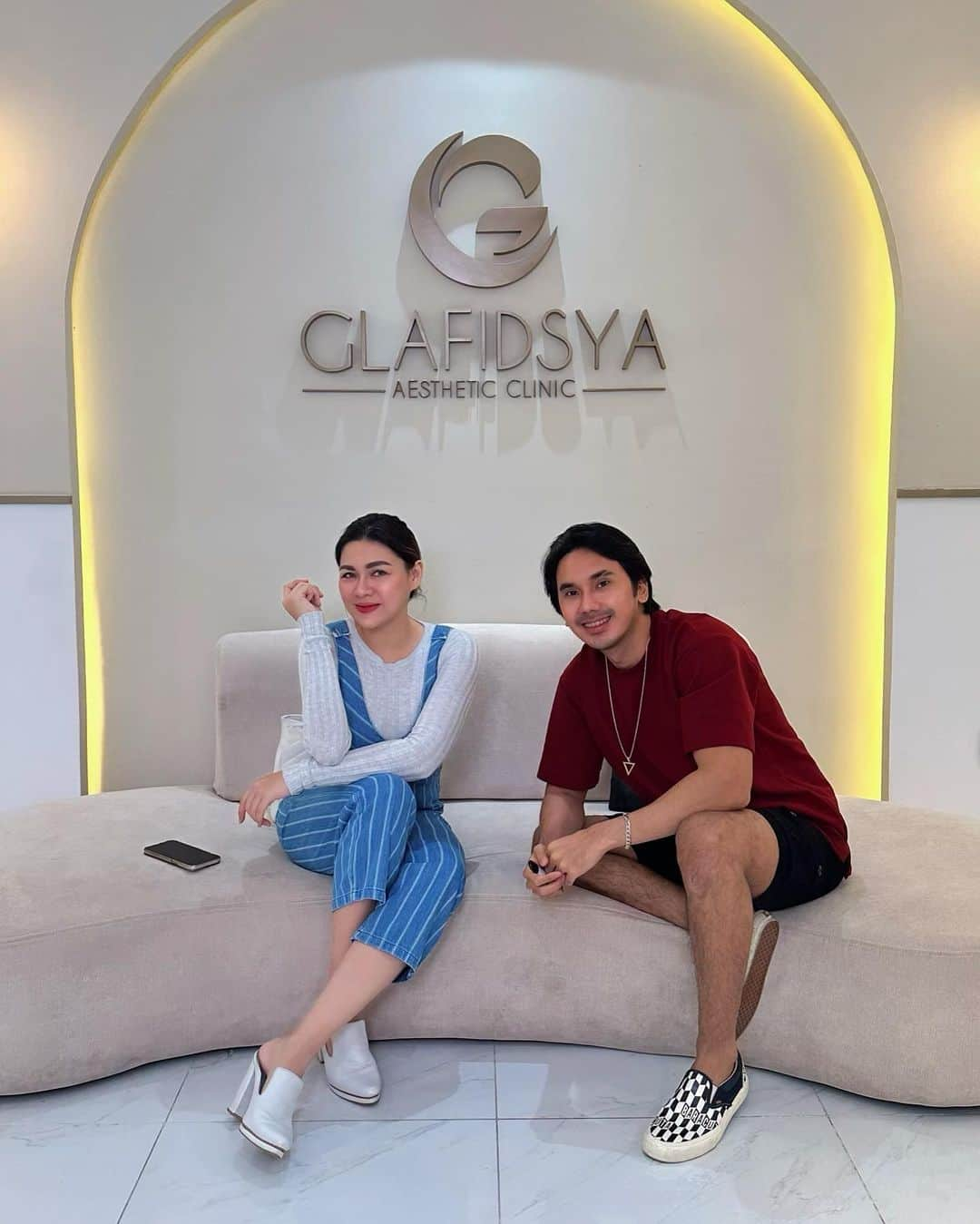 Vicky Shuのインスタグラム：「Hari ini kita treatment bareng ke @glafidsyaclinic_jakarta .. muka tuh di rawat jangan di edit . Kitu ceunah 😄」