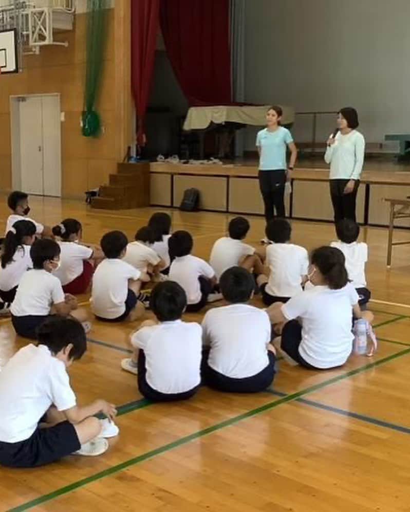 宮坂楓のインスタグラム：「. 先日、横浜市立西寺尾第二小学校へ訪問してきました☺️ たくさん動いてたくさん汗かいて とても素敵な時間でした！ 詳しくはアスリートサイトに掲載してますので、よかったら読んでください(^○^) #小学校訪問 #楽しく体を動かそう #陸上」