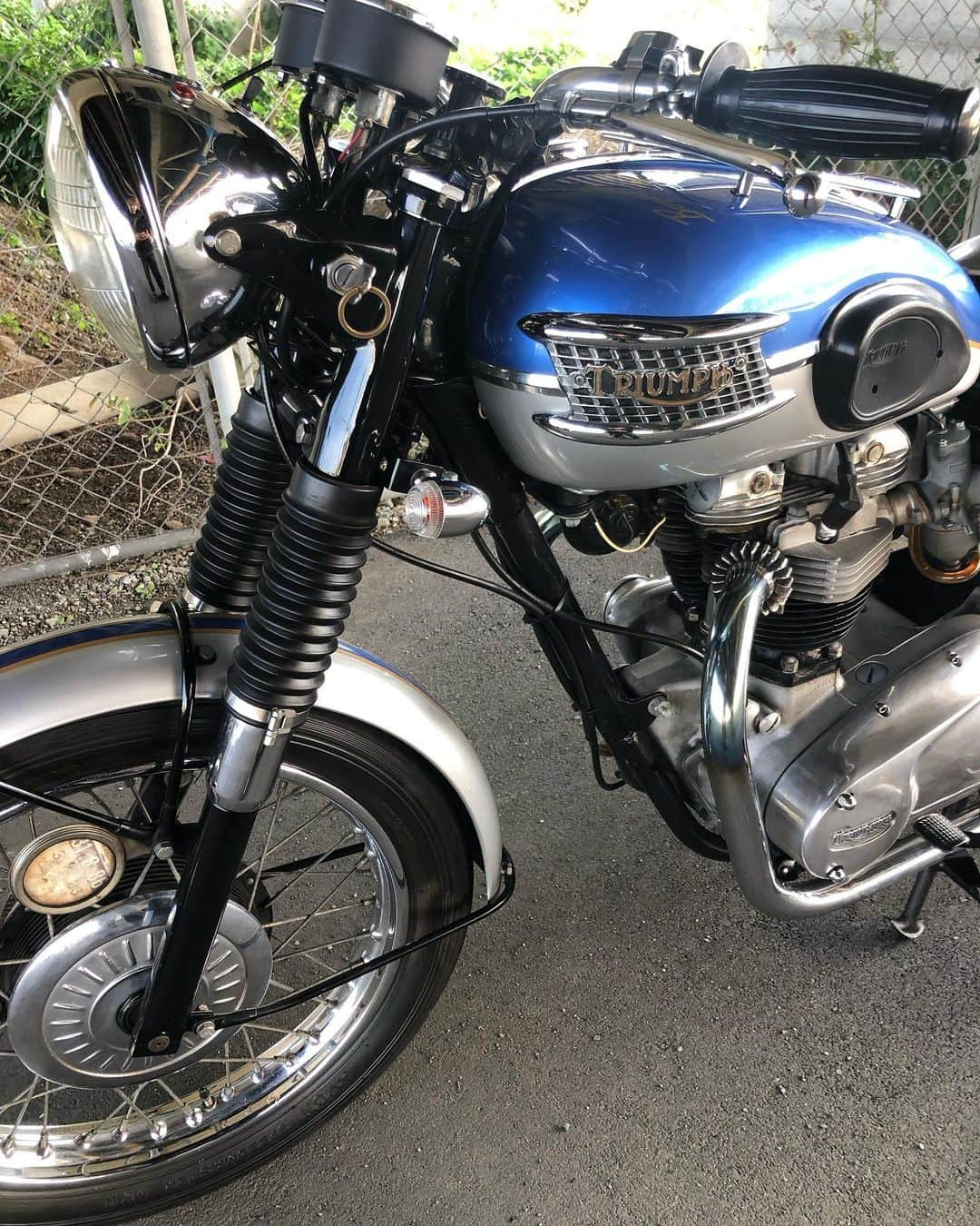 KIYOさんのインスタグラム写真 - (KIYOInstagram)「今日も暑かったな🥵   #bestmotorcycleintheworld #triumph #t120 #bonneville #bonnie #britbike #britishmotorcycles #classicmotorcycles #lewisleathers #madeinengland #rockers  #caferacer #tonupboys #triumphmotorcycles #vintagetriumph #oldtriumph #oldtriumphsneverdie #バイクメーン #ボニー #トライアンフ #ボンネビル #ロッカーズ #カフェレーサー #ルイスレザー #ガレージライフ」7月18日 19時31分 - kiriko009