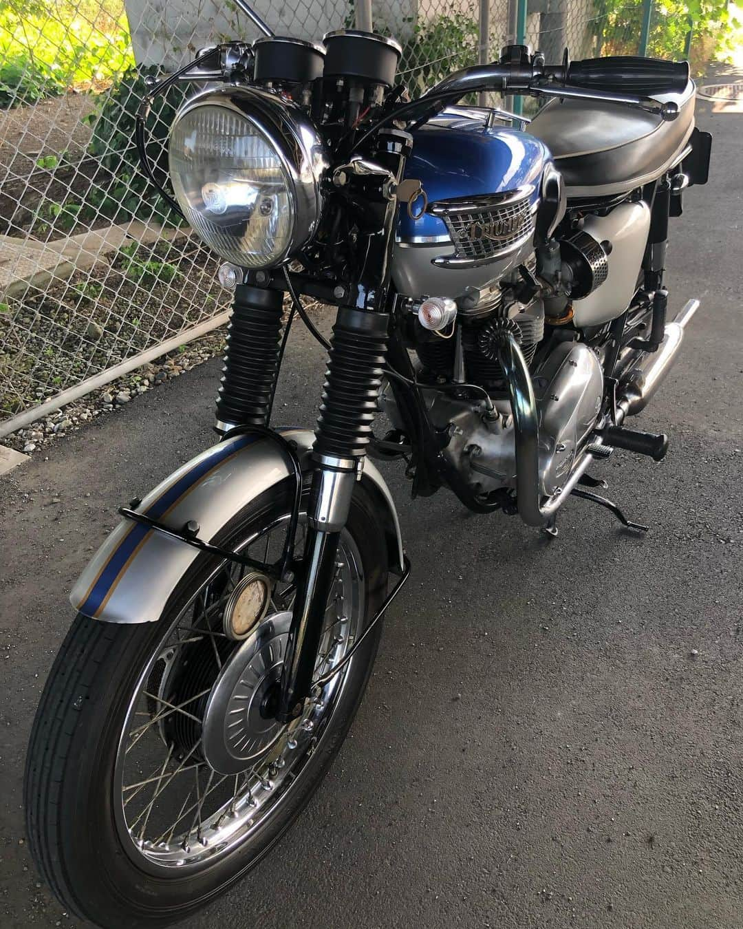 KIYOさんのインスタグラム写真 - (KIYOInstagram)「今日も暑かったな🥵   #bestmotorcycleintheworld #triumph #t120 #bonneville #bonnie #britbike #britishmotorcycles #classicmotorcycles #lewisleathers #madeinengland #rockers  #caferacer #tonupboys #triumphmotorcycles #vintagetriumph #oldtriumph #oldtriumphsneverdie #バイクメーン #ボニー #トライアンフ #ボンネビル #ロッカーズ #カフェレーサー #ルイスレザー #ガレージライフ」7月18日 19時31分 - kiriko009