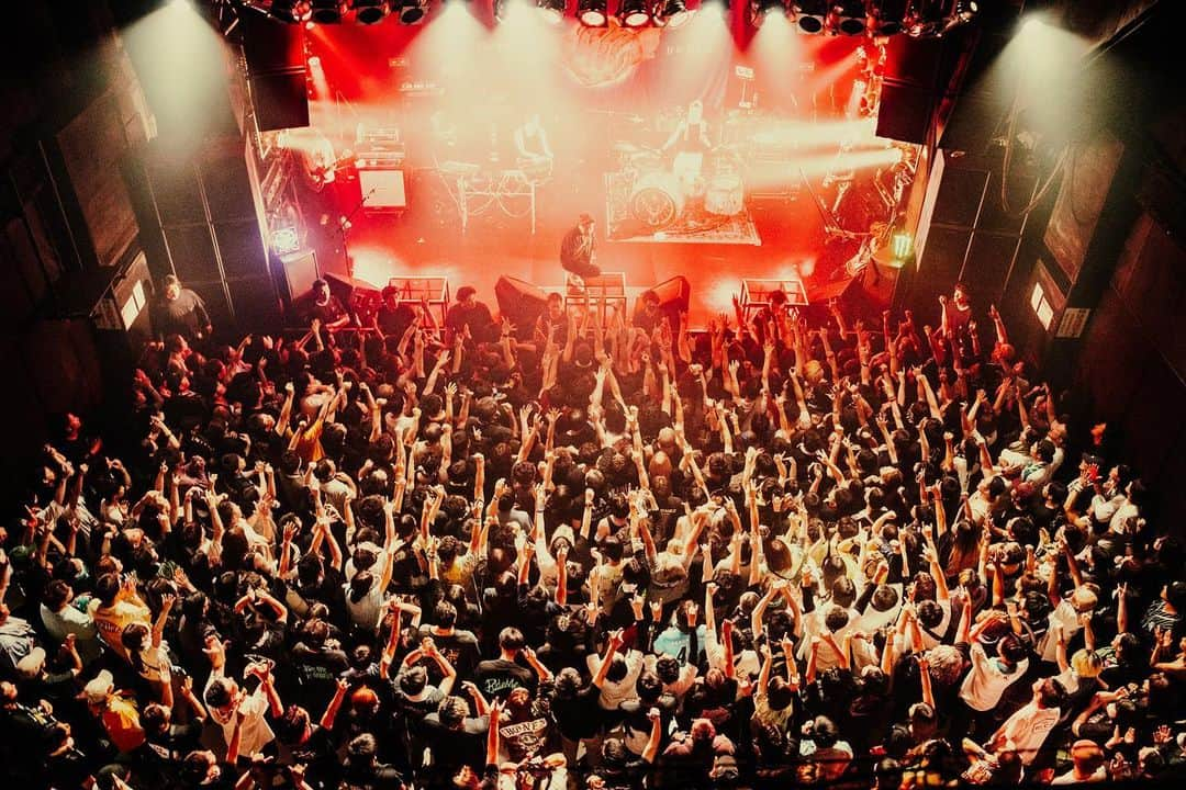 Crossfaithのインスタグラム：「07.17 - Fukuoka DRUM LOGOS 「 The BONEZ 10th Anniversary Tour “47 AREAS” 」  Shout out to @the____bonez for having us.  Our daily life has back! Let’s keep it burning 🔥   Photo by @shot.row」