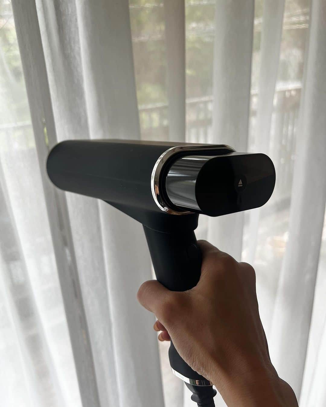 亀恭子のインスタグラム：「@steamone_japan  ハンディスチーマー  既にスタンド型を愛用してますが、 最近ハンディも☺︎  次男は既に夏休みに入りましたが。  長男と次男の制服のシャツを 窓際で自然光を浴びながらスチームをかける時間がわりと好きです♡  見た目スタイリッシュ。 パワーも満点💯 📷/2.3 ※音  仕事柄、 20数年色々なスチーマーを使ってきて。 素直にコレは良いです☺︎  起動してすぐにスチームが出始めて 水がたまってドバッと噴き出ることなく （今までの起動が早いタイプは↑あるあるだった） 安定の威力で、 往復せずにシワすっきり。  最近、イージーケアなお洋服が増えているものの、 これまた仕事柄 そして性格上 （服のシワ・シミ・毛玉がとにかく嫌…ついでに靴ケアも） お洋服の日々のケアは絶対！なので、 頼もしい存在なのです。  子供のシャツはしばしお休み。 ちょっと寂しいw  #steamone #clothingcare #dailycare #fashion #毛玉取り機も気になる」