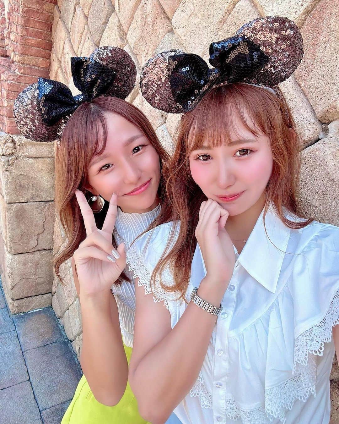 のインスタグラム：「久しぶりのディズニー🩵💙🩵  #ディズニー双子 #ディズニー双子コーデ #ディズニー #ディズニーコーデ #ディズニーシー #ディズニーランド #ディズニーカチューシャ #ディズニー写真 #ディズニーフォト #ゴルフ女子 #お酒好き女子 #東京旅行」