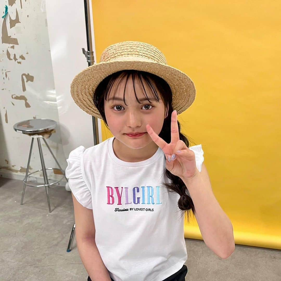 byLOVEiTさんのインスタグラム写真 - (byLOVEiTInstagram)「by LOVEiT ♡ SUMMER   カラフルロゴが夏感なトップス♡ この夏、日焼け止めは絶対忘れないでね！！  キューガル最新号掲載アイテムです🌻 おじゅち @juna.ll5 が、かわいく着こなしてくれてます！  バイラビコーデ、かわいい♡と思ったら保存して、バイラビ欲しいモノリストをつくろ♡  お買い物は @byloveit_official  公式オンラインショップ @narumiyaonline_official で、どうぞ！  #byloveit #バイラビット  #小学生女子 #小学生コーデ  #キッズコーデ女の子 #こどもふく #js6 #js5 #js4 #js3 #js2 #js1 #キューガル #cuugal @cuugal_」7月18日 19時24分 - byloveit_official