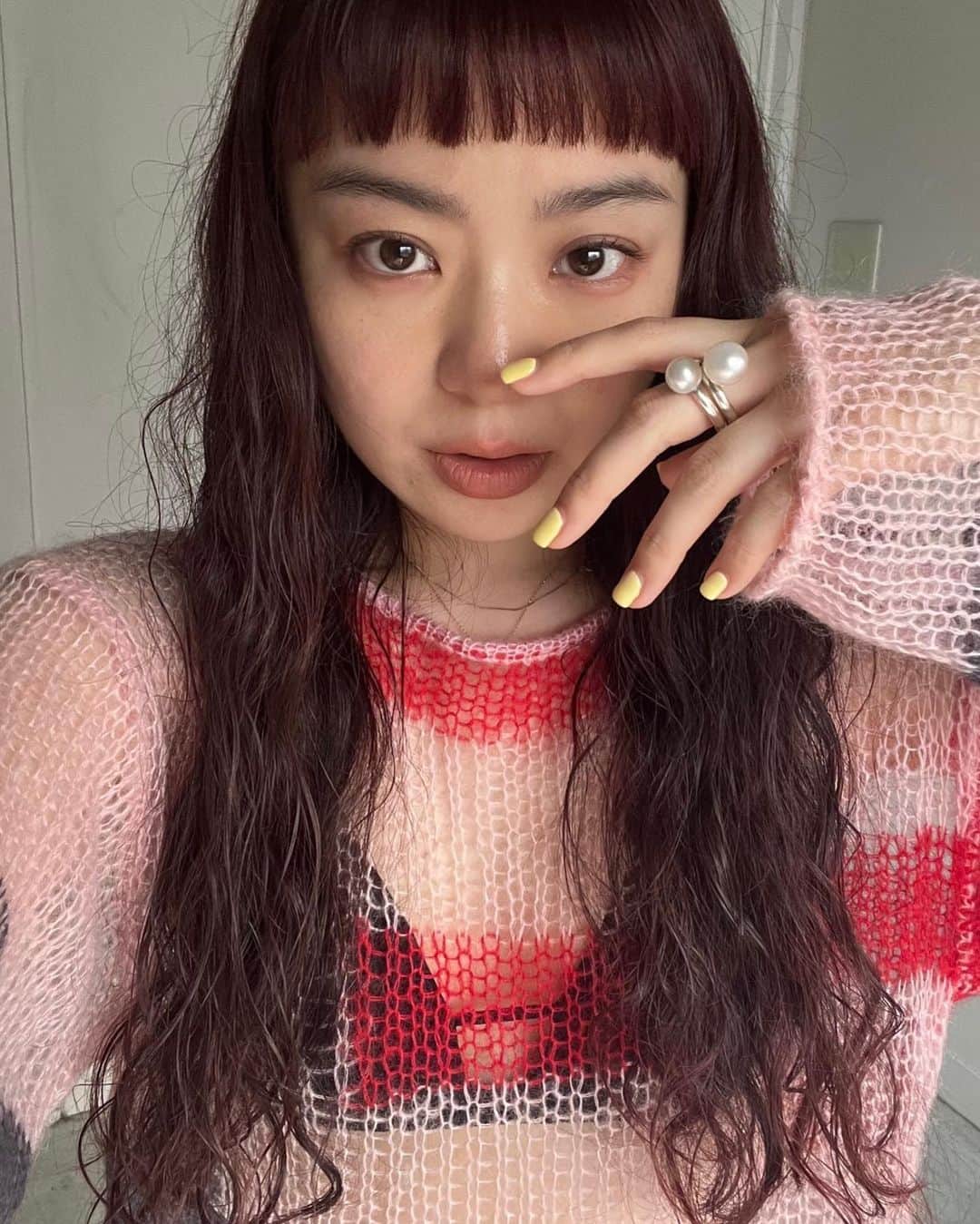 Mio Nagaiのインスタグラム：「. 冬とモヘアとパール なんていい響きでしょう！ パールはわたしの誕生石でもあり、 先月の誕生日にgetした✨  コーディネートのアクセントに 特大大ぶりなパールのリングを 1つだけ付けるのがマイブーム。  #blanciris」