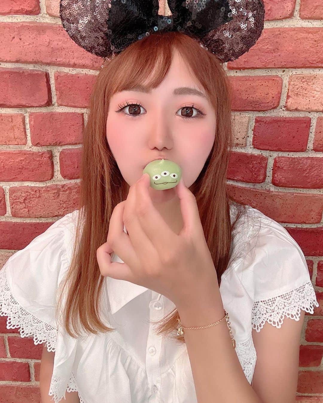 のインスタグラム：「みほちんがいーっぱい 可愛く撮ってくれたの🫣🩷🩷🩷  #ディズニー双子 #ディズニー双子コーデ #ディズニー #ディズニーコーデ #ディズニーシー #ディズニーランド #ディズニーカチューシャ #ディズニー写真 #ディズニーフォト #ゴルフ女子 #お酒好き女子 #東京旅行」