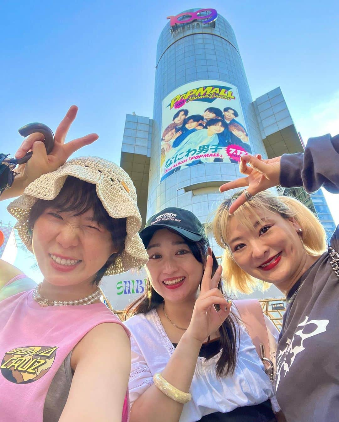 光永さんのインスタグラム写真 - (光永Instagram)「この夏、暑過ぎてますので、珍しくノースリーブ導入させてもらいましたコーデ🍧 カジュアルコーデにお上品アイテム入れてバランスとりました。 モコっとしてるこのカバンおニューです、可愛い、使いやすい🫰🏻 この日は小川結婚祝いを、A-NONとしました🥳🎉渋谷GAL🇯🇵 ㅤㅤㅤㅤㅤㅤㅤㅤㅤㅤㅤㅤ 帽子：#カオリノモリ ノースリーブ：#santacruz(光永監修) デニム：#pivotdoor パンプス：#merryjenny ネックレス：#vivienwestwood  バッグ：#folnua ㅤㅤㅤㅤㅤㅤㅤㅤㅤㅤㅤㅤ ㅤㅤㅤㅤㅤㅤㅤㅤㅤㅤㅤㅤ #ootd #outfit #夏服コーデ #ノースリーブコーデ #骨格ナチュラルコーデ #フィーハット #タンクトップコーデ」7月18日 19時39分 - hinata_official__