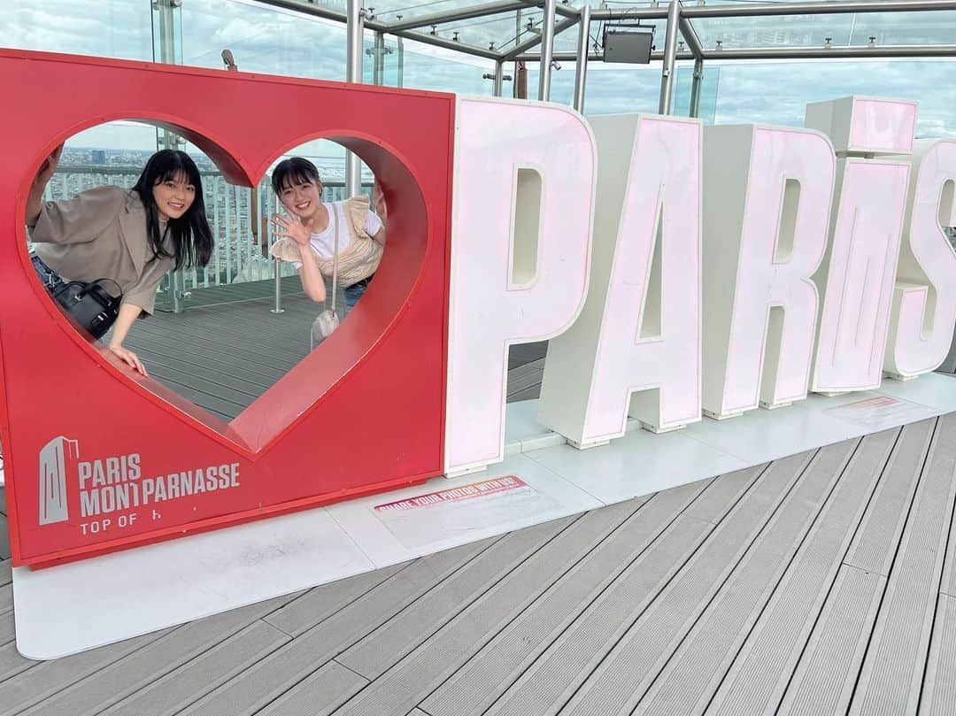 希山愛のインスタグラム：「* Paris🇫🇷🤍 モンパルナスタワーの屋上から見る景色は ピザみたいで綺麗でした✨ 大きなエッフェル塔が小さく見えるね〜！！  #ヨーロッパ #フランス #パリ  #モンパルナスタワー #エッフェル塔  #フランス観光 #パリ観光 #France #Paris  #toureiffel #tourmontparnasse  #followme #99line」