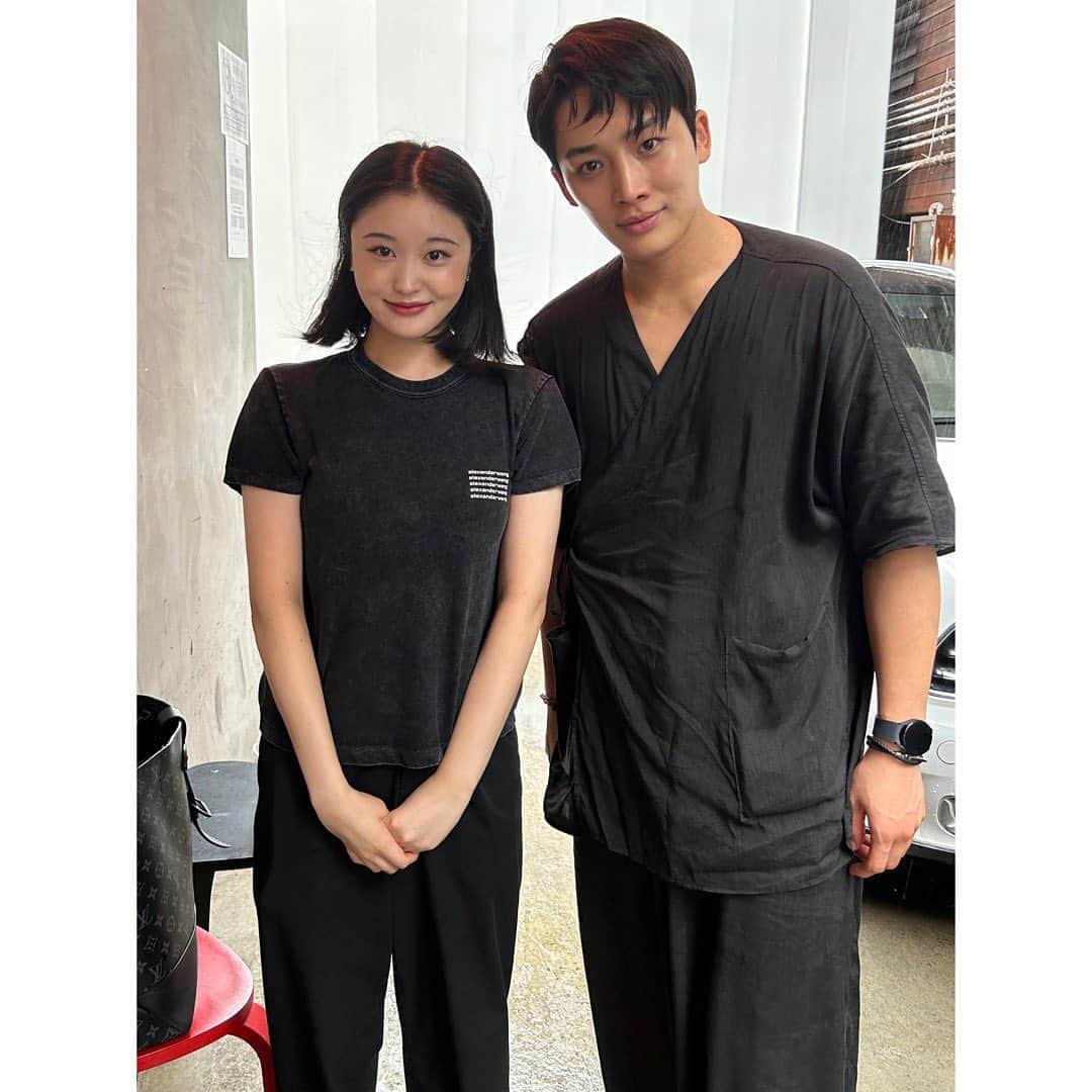 のインスタグラム：「🇰🇷 セフン氏🧡 雨でわたしの髪の毛ボサボサだけど😄☔️ 식사 너무 너무 맛있게 먹었어요🧡」