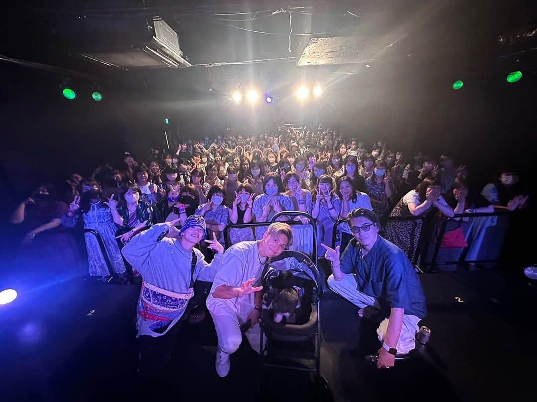 義文のインスタグラム：「義文生誕祭「Just Chillin'」カフェタイム、ライブ、アフターパーティー共にご来場の皆様ありがとうございました。  斬波としてだけでなく、自分の人生の中でとても尊い一日となりました。  正直、前日までずっと不安でした。  気付いたら勝手にたくさん背負っていた自分がいた。  斬波入ってから初めてのソロイベント、会社や斬波、そしてお客様全てが納得する物をできたらと思えば想うほど一つ一つの判断が難しくなっていました。  前マネージャーが、「義文さんがわがままを言う事が大事。」と提案してくれたイベントでしたが、その考えは気付いたら無くなっていましたw  でもこの葛藤は自分自身にとって大事なことでした。  ソロでライブをやってた時は、自分のやりたいようにやって、自分を満たしてそれで終わり。  斬波になってから自分なりに尽くした５年間、たくさん夢を叶えてくれた波族、そのおかげで少しずつ親孝行ができた。 だからこそ今したいのって自分のやりたい事よりも、皆さんへの恩返し。  「ありがとう」の歌詞にあるのだけど、  やっとの想いで立った場所(ステージ)から見える 眩しい笑顔 俺の生き甲斐さ  まさに昨日実感した。  最高の景色と温かい声援を得た俺は、水を得た魚のようだったんじゃないかな。  皆んなのおかげ、こんな楽しい遊び場他にはない。  アフターパーティーでも話したけど、次はもっと大きな会場で皆んなと音遊びしよう。  簡単な事ではないけど、また新たな幸せに向かって俺は斬波として頑張ります。  35歳の義文もよろしく。  心からありがとう。  義文 #justchillin #義文 #斬波 #波族 #live  #cafe」