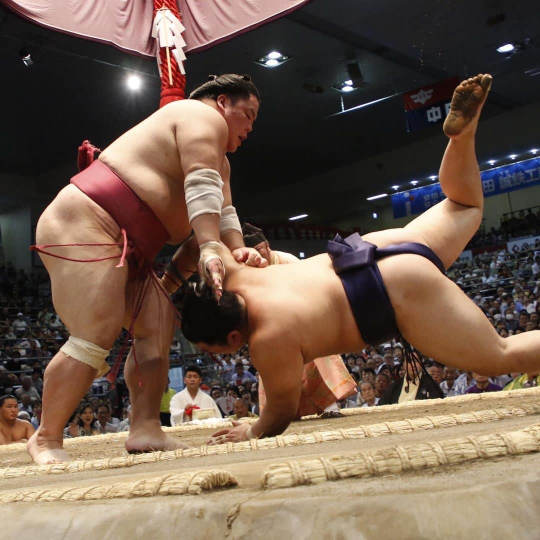 日本相撲協会さんのインスタグラム写真 - (日本相撲協会Instagram)「大相撲名古屋場所十日目！ #阿武咲 が#若元春 を破り、#琴ノ若 が#豊昇龍 を破る。 #大栄翔 は#平戸海 に勝って勝ち越しを決めた。  幕内優勝争いは 1敗 #錦木 #北勝富士  2敗 #豊昇龍 #大栄翔 #遠藤   明日からの終盤戦も目が離せません！  @sumokyokai  #大相撲 #sumo #相撲 #力士 #お相撲さん #japanphoto #sumowrestlers #japanculture  #七月場所 #名古屋場所 #ドルフィンズアリーナ #愛知県体育館 #満員御礼」7月18日 19時33分 - sumokyokai