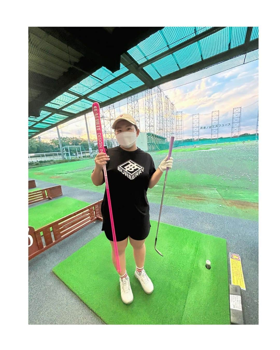 淺井咲希のインスタグラム：「いつぶり？ってくらいのゴルフ⛳️  まだぜんぜんできへんけど アプローチからちょこっと🤏🏼  感覚のかの字もなかったwwww  (@graphite_design_official )のアライメントスティック！！ ピンクで可愛い💗💗  #淺井咲希#ゴルフ#ゴルフ女子#ゴルフウェア#elitegrips#golf#golfswing#junandrope#junrope#小杉カントリークラブ#graphitedesigninc#TOURAD」