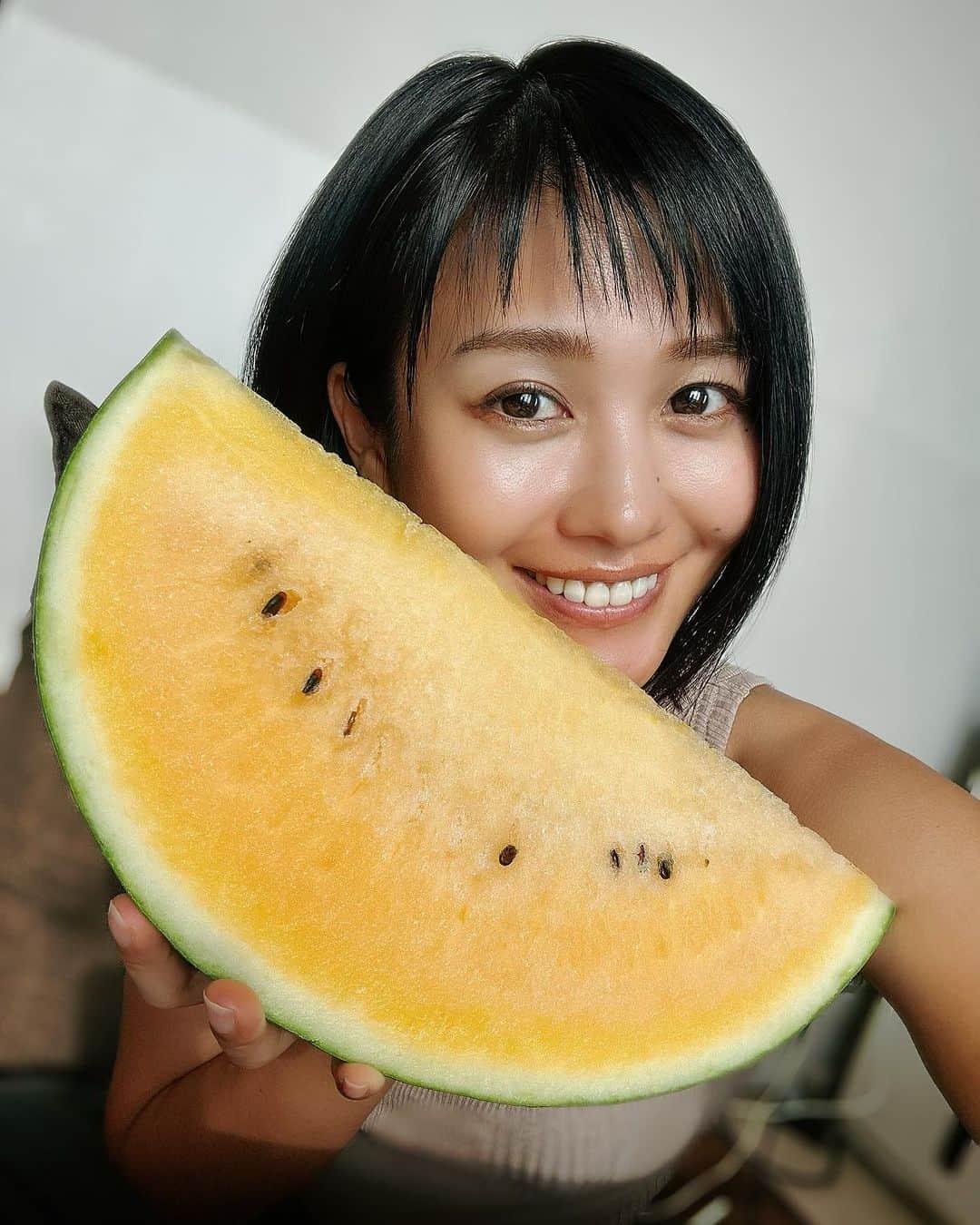 秋吉織栄（宮内かれん）のインスタグラム：「黄色いスイカ🍉💛 夏だねー☀️  #スイカ #summer #夏女  #女優 #舞台女優 #selfie #photooftheday #japan #beautifulflower  #trip #travel #trending」