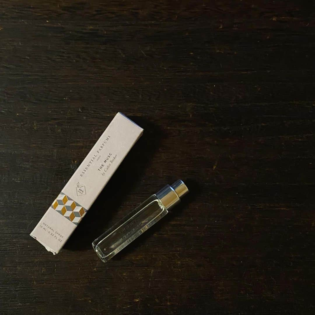 machiさんのインスタグラム写真 - (machiInstagram)「突然ですが、最近の溺愛香水。 Essential Parfums『THE MUSC』  NOSE SHOPで一嗅ぎ惚れ。試しに付けさせてもらって、お店出てしばらくブラブラしてる間に何回自分の腕をクンクンしてうっとりしたことか(笑) 生涯愛し続けられる香りに出会えたのでは？と思うほどだったので、その日のうちにお店に戻って購入しました。  本当は夏向けに『NICE BERGAMOTE』が本命で見に行ったんですけどね、やっぱり香りは本能的な勘みたいなものが重要かと。  ちなみにTHE MUSKの調香師カシス・ベッカーはDior、YSL、Marc Jacobsなどで傑作と呼ばれる名香を生み出してきた女性だそう。Diorのジャドールを手掛けたと知って納得。その昔、ジャドールも一嗅ぎ惚れして購入した事を思い出しました。ジャドール好きな方はぜひ一度NOSE SHOPにクンクンしに行ってみてくださいな。」7月18日 19時34分 - material_2014