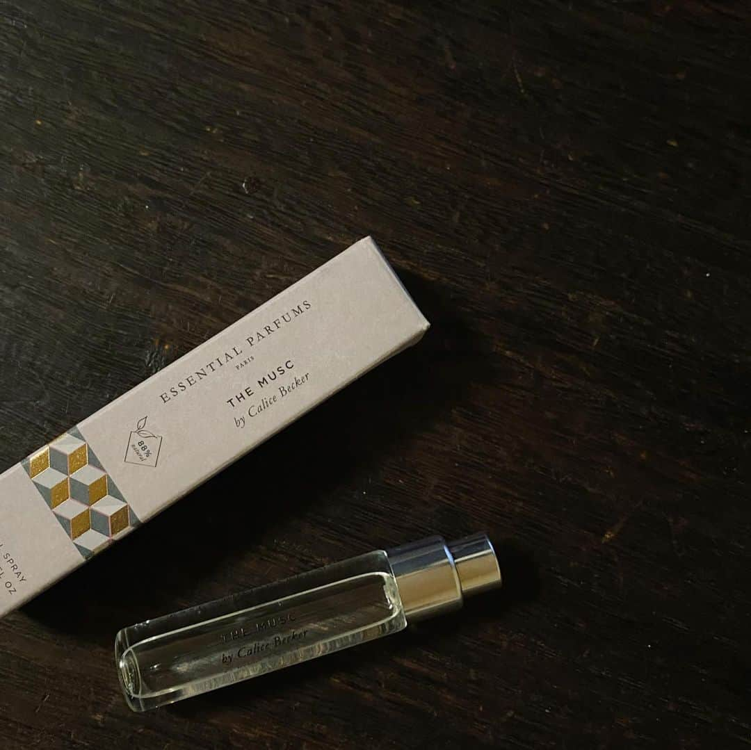 machiさんのインスタグラム写真 - (machiInstagram)「突然ですが、最近の溺愛香水。 Essential Parfums『THE MUSC』  NOSE SHOPで一嗅ぎ惚れ。試しに付けさせてもらって、お店出てしばらくブラブラしてる間に何回自分の腕をクンクンしてうっとりしたことか(笑) 生涯愛し続けられる香りに出会えたのでは？と思うほどだったので、その日のうちにお店に戻って購入しました。  本当は夏向けに『NICE BERGAMOTE』が本命で見に行ったんですけどね、やっぱり香りは本能的な勘みたいなものが重要かと。  ちなみにTHE MUSKの調香師カシス・ベッカーはDior、YSL、Marc Jacobsなどで傑作と呼ばれる名香を生み出してきた女性だそう。Diorのジャドールを手掛けたと知って納得。その昔、ジャドールも一嗅ぎ惚れして購入した事を思い出しました。ジャドール好きな方はぜひ一度NOSE SHOPにクンクンしに行ってみてくださいな。」7月18日 19時34分 - material_2014