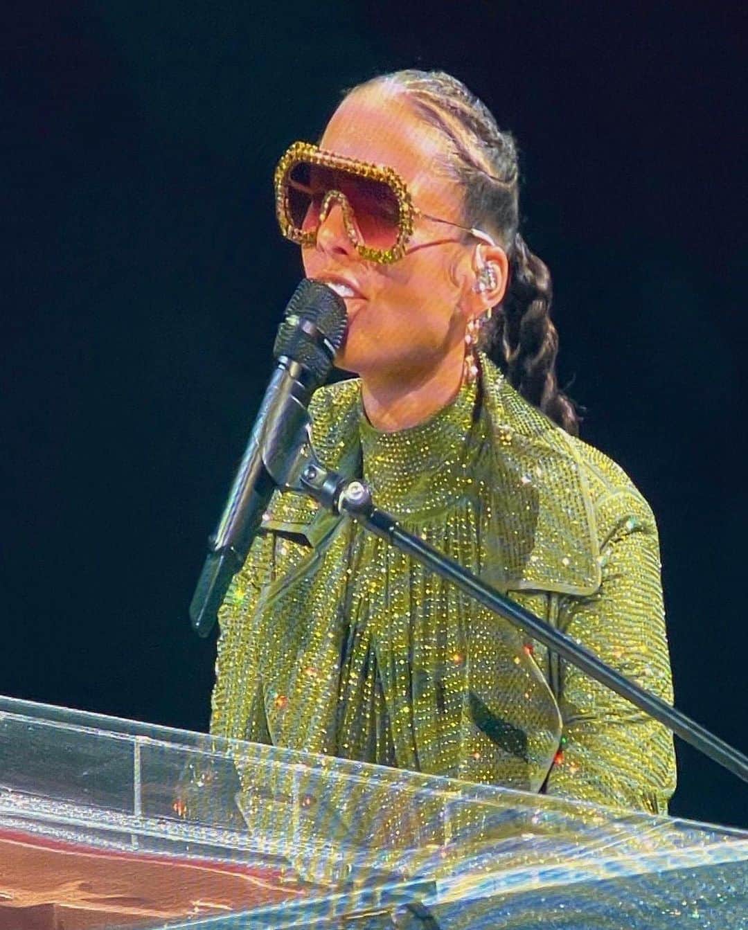 SELF PORTRAITさんのインスタグラム写真 - (SELF PORTRAITInstagram)「@aliciakeys wears custom self-portrait GREEN RHINESTONE JUMPSUIT & TRENCH COAT whilst performing at her ‘ Key to the Summer Tour”.  Styled by @annatrevelyan」7月18日 19時34分 - mrselfportrait