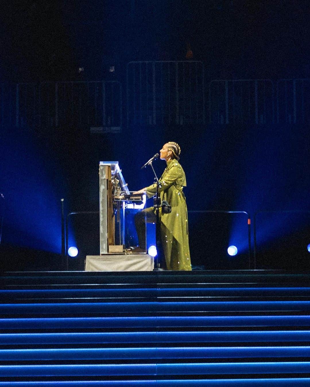 SELF PORTRAITさんのインスタグラム写真 - (SELF PORTRAITInstagram)「@aliciakeys wears custom self-portrait GREEN RHINESTONE JUMPSUIT & TRENCH COAT whilst performing at her ‘ Key to the Summer Tour”.  Styled by @annatrevelyan」7月18日 19時34分 - mrselfportrait