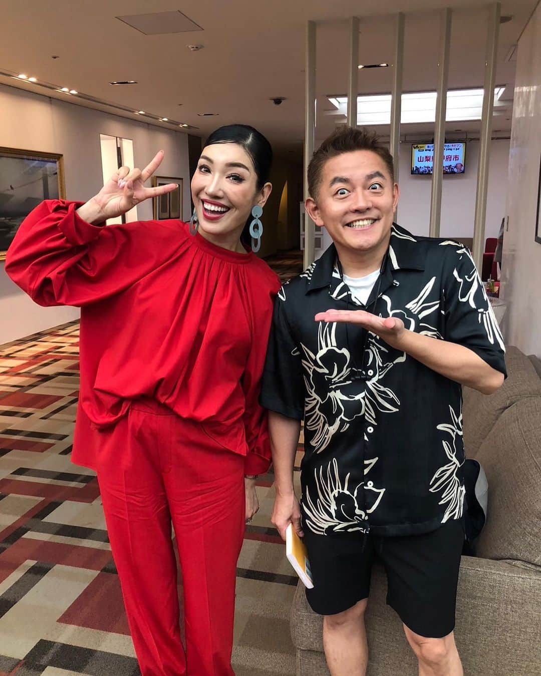 ハンバーグ師匠（井戸田潤）のインスタグラム：「同級生でーーす！ ハッピーラッキーラブスマイルピースドリーーーム✌️ #アンミカ #井戸田潤 #同い年」