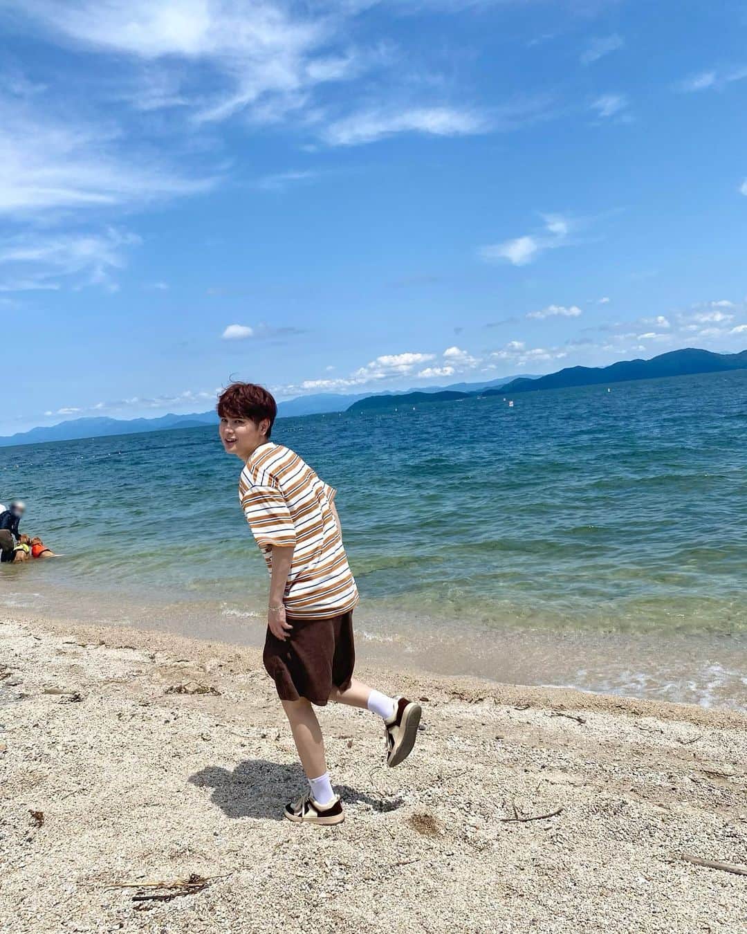 のインスタグラム：「小学校の修学旅行ぶりに琵琶湖へ。ワンちゃんが沢山いて癒されました🐕 目の前のR cafeで食べたガーリックシュリンプが美味しかったです🦐」