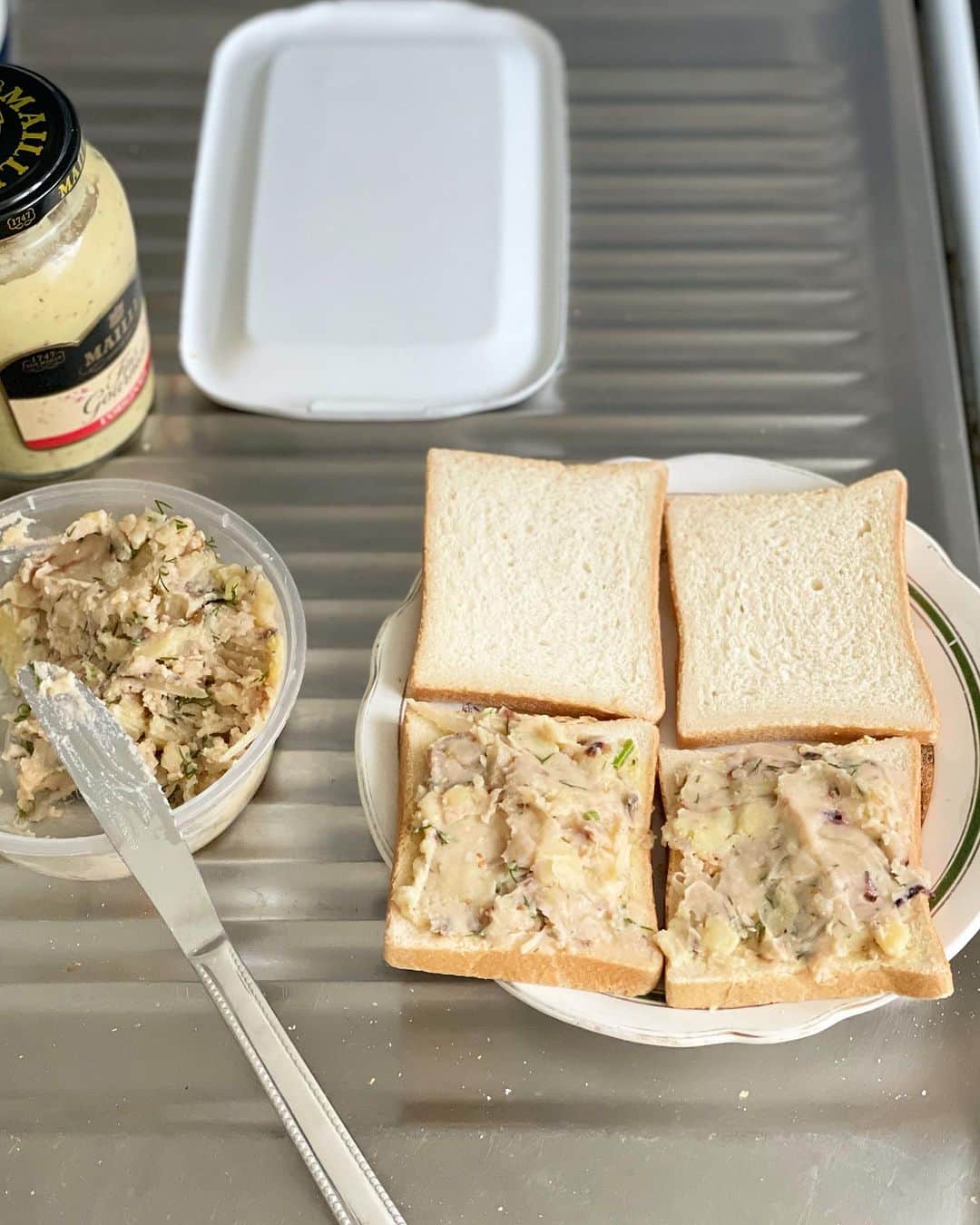 猫沢エミさんのインスタグラム写真 - (猫沢エミInstagram)「ここ数日のお昼ごはんはサンドウィッチだ🥪  宴や夕餉で残ったポテトサラダ、お惣菜をテキトーにはさむだけ。で、なんでこんなにちいさいのかというと、そもそもフランスの食パンにあたる『パン・ドゥ・ミー』は、伝統的に標準サイズがちいさいから。  なぜかスーパーの『パン・ドゥ・ミー』は、日本の食パン……というよりは、アングロサクソンからやってきたサンドウィッチ用のパン、のような立ち位置で、私たちのよく知るあのサイズ。  このプチ食パンサイズで作ると、食事というよりも、アペロのおつまみ的様相になるのだけど、ちいさいのもかわいいな。  #喫茶たそがれ の猫手サイズのサンドウィッチとして登場させてみようか。  #猫沢飯　#猫パリ　#猫沢エミのインターナショナル五十路ライフシフト  #猫沢エミリーパリへ行く」7月18日 19時41分 - necozawaemi