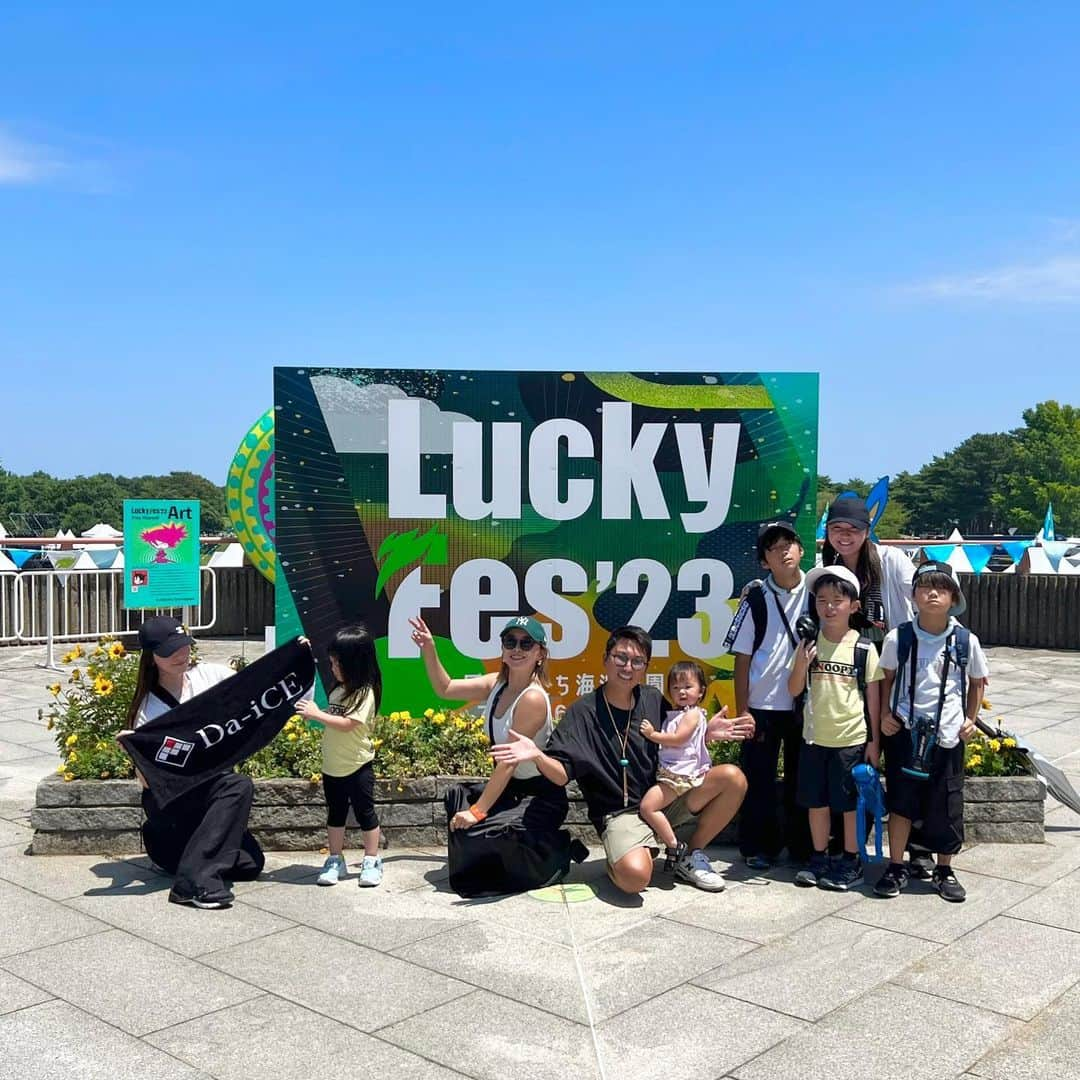 chika__23のインスタグラム：「＊ ＊ 大好きなFamily達と🌼 Lucky Fes🌈☀️  ✊🎲 ＊ #luckyfes#ラッキーフェス」