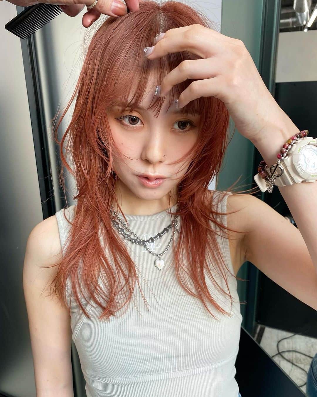 のインスタグラム：「〝pink orange  と　wolf layer〟  1回のブリーチで作るピンクとオレンジとレッドが混ざった色味です◎  ファッションに合わせて韓国っぽいウルフスタイルをイメージしてがっつりレイヤーを🙌🏻」