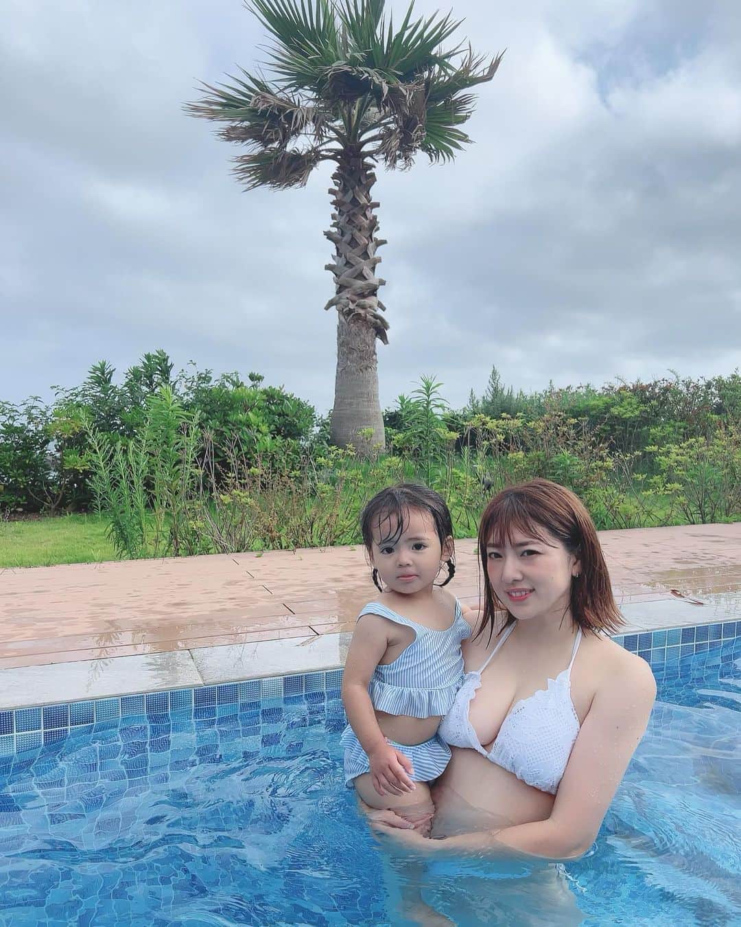 長尾麻由のインスタグラム：「ちょっと前のチーム練習始動前のオフ最後の日に1泊2日でプール付きヴィラでのんびり過ごしました⛱️ こども達もすごく喜んでテンション上がってたのですが、そのこども達と一緒にテンション上がってた私も帰り際にスマホをプールに落として、せっかく撮った自分のスマホの写真のデータが全部なくなりました👀」