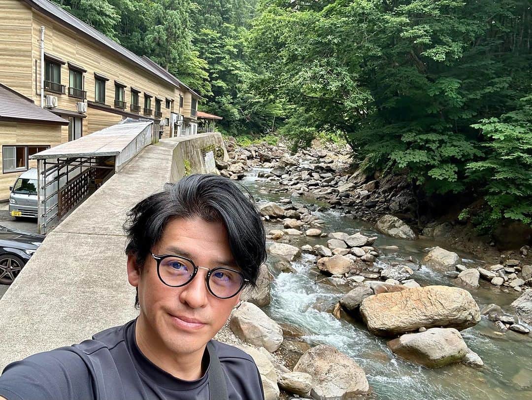 賀集利樹のインスタグラム：「・  今日は公演後に志張温泉へ♨️ 神湯と云われる八幡平の中では唯一のゲルマニウム弱アルカリ性重曹泉の温泉で肌がつーるつる✨」
