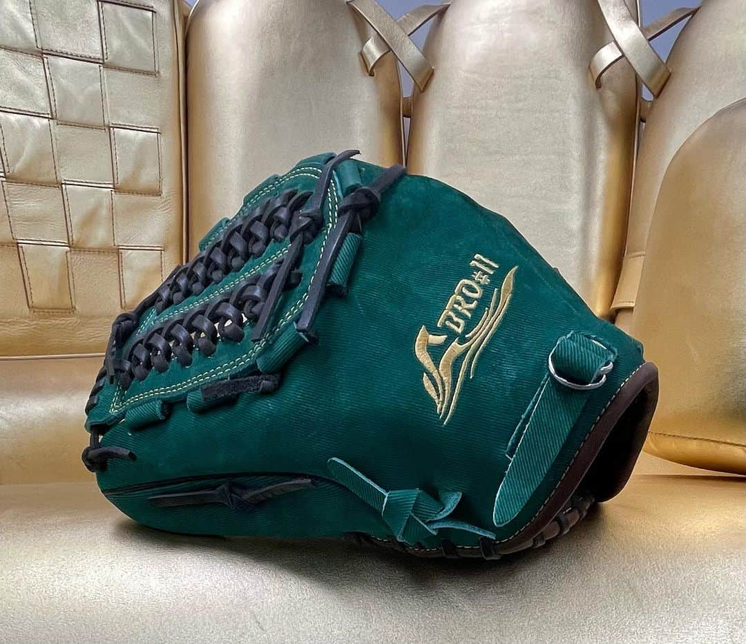 Rawlings Japanさんのインスタグラム写真 - (Rawlings JapanInstagram)「2023年オールスターゲーム。 いよいよ、明日！  小笠原慎之介投手使用グラブ。  デニム素材仕様  #ローリングス  #rawlings #グラブ #glove #中日ドラゴンズ #小笠原慎之介 #lovemyglove」7月18日 19時43分 - rawlings_japan_llc