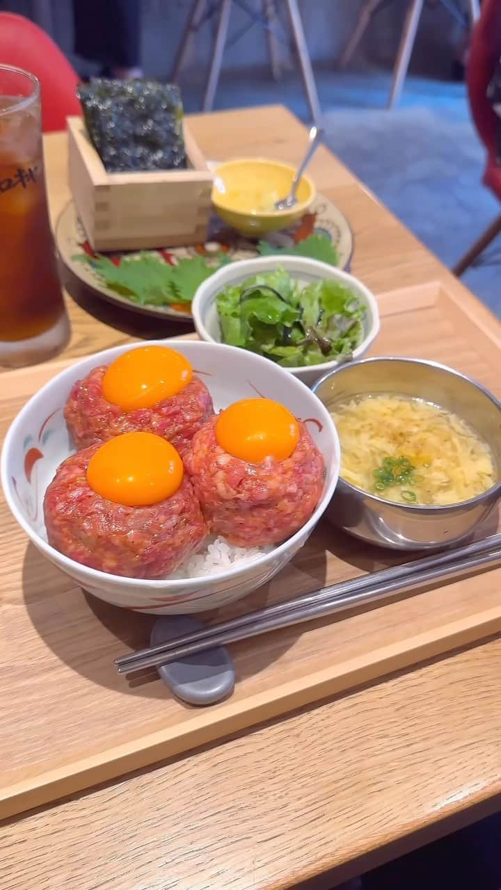 のインスタグラム：「恵比寿エリアで食べてほしい絶品グルメ🥩 どれが1番気になる？？  ①ヒロキヤ：ランチ限定トリプルユッケ丼  ②初代：白いカレーうどん ③ビストロトリコヤ：巨大スフレオムレツ ④かいり：1キロ牡蠣鍋 ⑤アクイーユ：いちごのパンケーキ  #恵比寿グルメ #恵比寿カフェ #恵比寿ランチ」