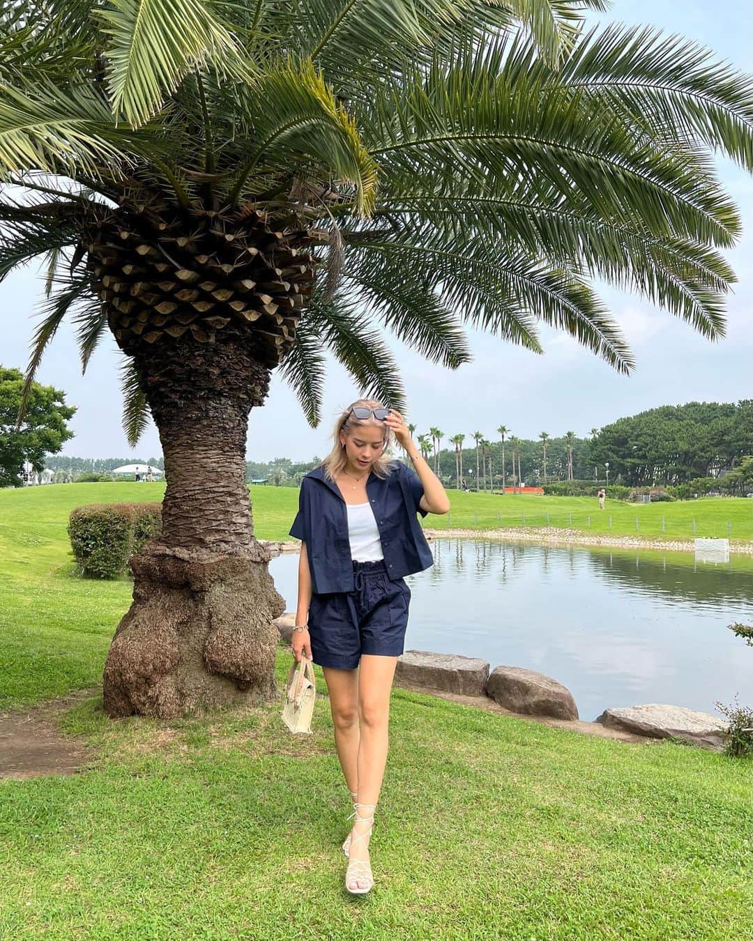 Satomi Biancaさんのインスタグラム写真 - (Satomi BiancaInstagram)「🫐🪁🛝 　　　 　　 子どもの頃から来てる公園が 改めてみると素晴らしく良い場所だって事に気づいた日🌴  私には珍しくネイビーのセットアップ🦋💙  　 形も綺麗で着心地も良いから 海上がりにも重宝しそう💓  @bananarepublic_jp  #br_ad #TheBRLook ＃バナナリパブリック ＃バナリパ #ポプリン #セットアップ」7月18日 19時45分 - satobyyyy