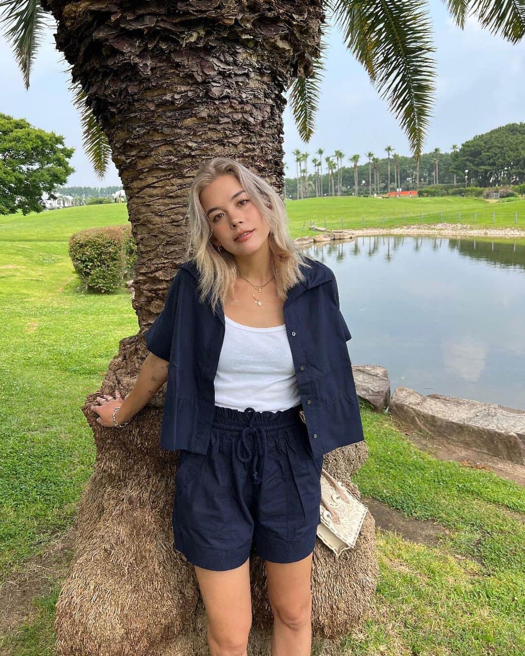 Satomi Biancaのインスタグラム：「🫐🪁🛝 　　　 　　 子どもの頃から来てる公園が 改めてみると素晴らしく良い場所だって事に気づいた日🌴  私には珍しくネイビーのセットアップ🦋💙  　 形も綺麗で着心地も良いから 海上がりにも重宝しそう💓  @bananarepublic_jp  #br_ad #TheBRLook ＃バナナリパブリック ＃バナリパ #ポプリン #セットアップ」