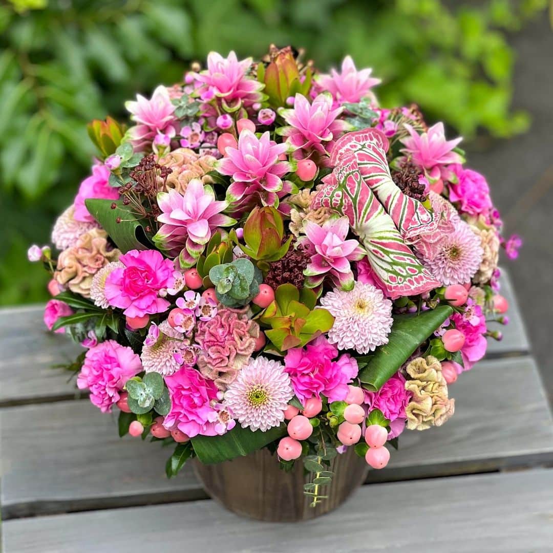ニコライ・バーグマン・フラワーズ＆デザインのインスタグラム：「Each of these gorgeous arrangements features one of the four Nicolai Bergmann summer colors. 💖💛💙💚⁠ ⁠ All arrangements were made by Tsuchiya, who has basically been part of my team from the very beginning. ⁠💐 🙌🏻#teamnicolaibergmann⁠ .⁠ .⁠ .⁠ .⁠ #nicolaibergmann #flowerdesign #floralart #ニコライバーグマン #フラワーデザイン #니콜라이버그만 #꽃다발 #цветочноеоформление #blumenkunst #artefloral」