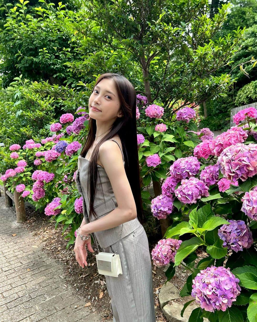 小山リーナのインスタグラム：「紫陽花1番綺麗な時に見れた〜っ セットアップお気に入り‪︎︎☺︎」