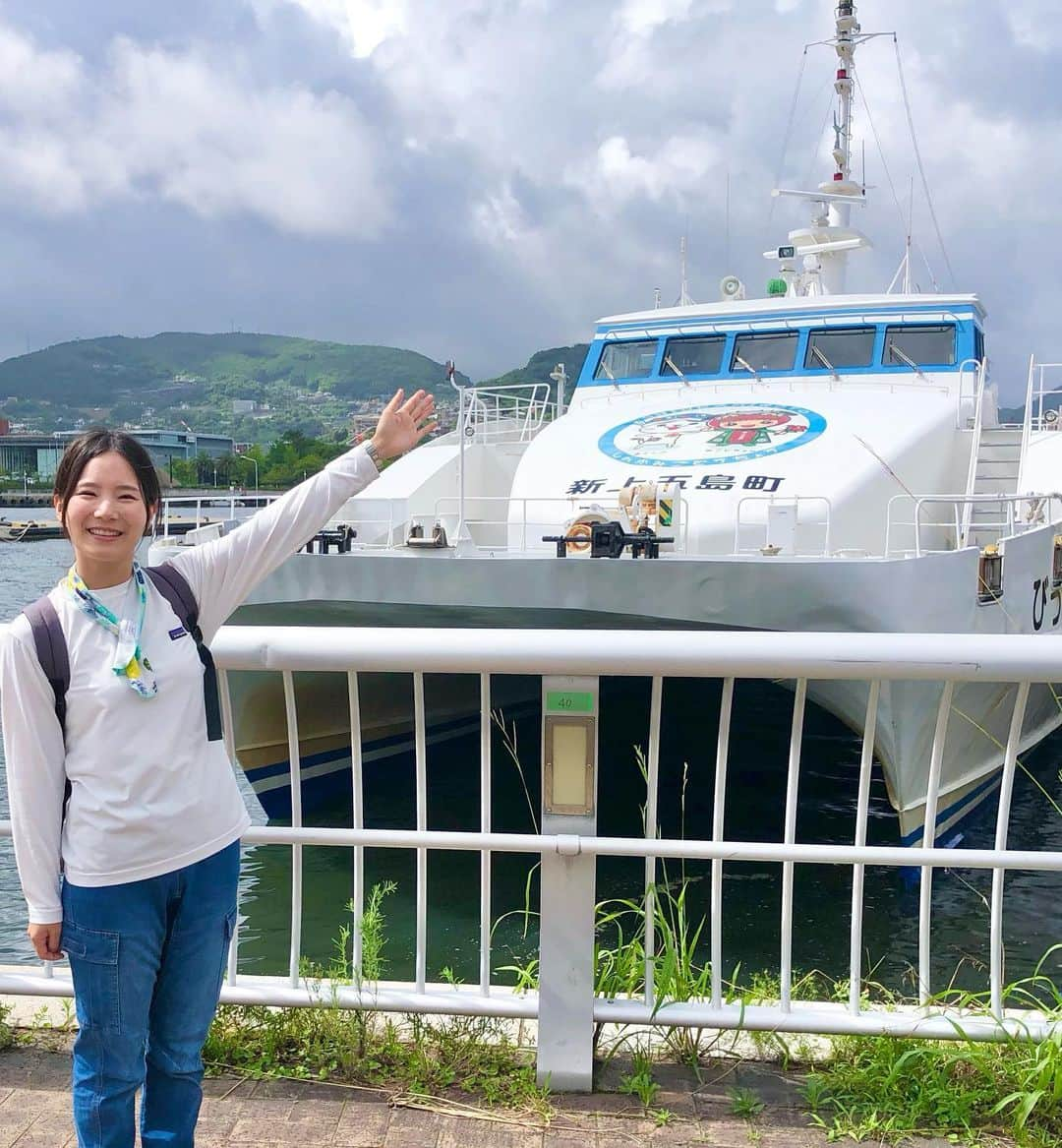 平地真菜さんのインスタグラム写真 - (平地真菜Instagram)「ほぼ手ぶらでエギング旅  この週末は #爆釣car というレンタカーのモニターで上五島に行ってきました！🚗  持って行ったのはエギと発泡クーラーだけ！  3月末は タックル持って行って〜 ギャフも手に持って〜 と大荷物だったのに！😂  爆釣carの標準装備の道具 ＋タックルをお借りしました🎣  標準装備でタモやヘッドライト、 ライフジャケットがあるのが嬉しい！  こまごまとしたラインやエギスナップもあって完璧でした😂  地味に嬉しかったのは 手洗いタンクがあったこと！ イカ墨のついた手をすぐ洗うことができて 良かったです🙋‍♀️  釣果は2日目に4杯！ それまでに人生で4杯しか釣ったことなかったので1日でそれを超える釣果に！ （サイズも加味すると）  ウハウハな結果となりました\( ˆoˆ )/✨ 楽しかったーーー！  さすが釣りの聖地🎣✨  #五島産業汽船 #爆釣car #釣果 #釣り#エギング #pr #上五島  #新上五島町 #五島列島 #釣りの聖地 #エギング初心者 #釣りが好き」7月18日 19時45分 - mana_hirachi