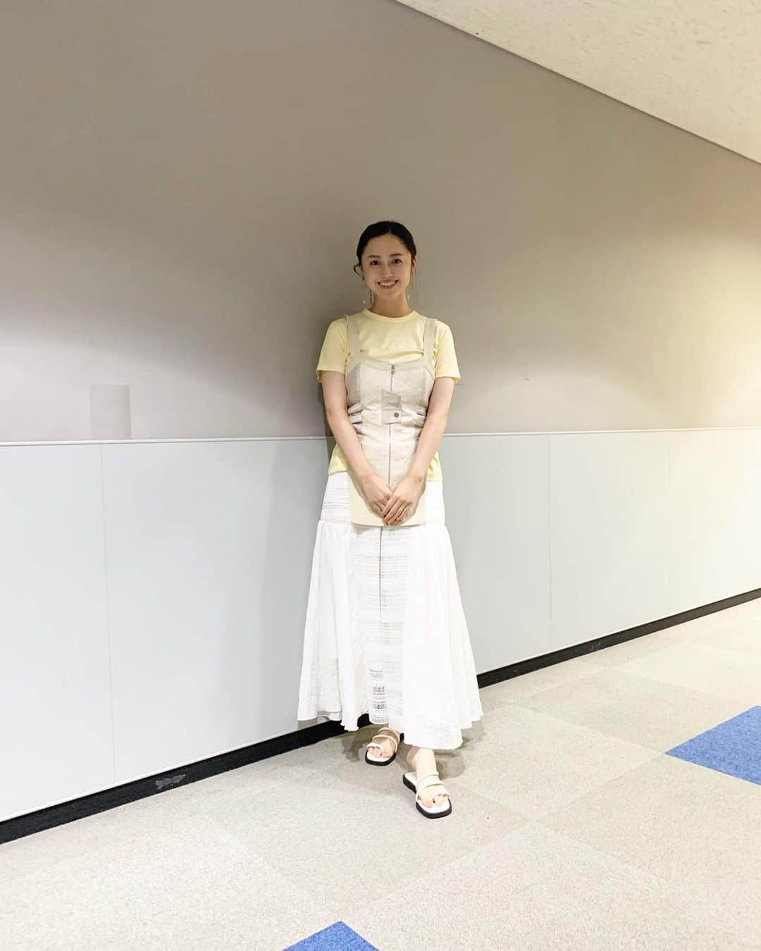 のインスタグラム：「・ ・ 7.15 王様のブランチ衣装🌿  ベスト @aoiwanaka.official  パンツ @arobe_official  イヤリング @pani_pani222  サンダル @casselini_official」