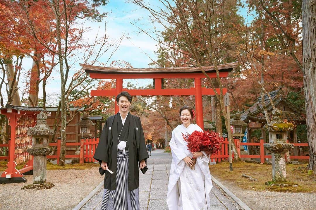 和婚スタイルのインスタグラム：「We are still available to produce Japanese style wedding at shrines or temples in this fall.  @wakonstyle   #神社挙式 #白無垢 #Shintowedding #japanesetraditionalwedding #colourkimono  #shrine #temple #weddingceremonyatJapan #kyotowedding  #lgbtq #wakonstyle #buddhistwedding #destinationwedding #weddingphotography #happiestmoment #redtriigate #fukuoka #kyoto #kimono #bride #fallinkyoto  #shinto #japantrip #mtfuji #bride’shairstyle #maple  #colouredkimono #色打掛」