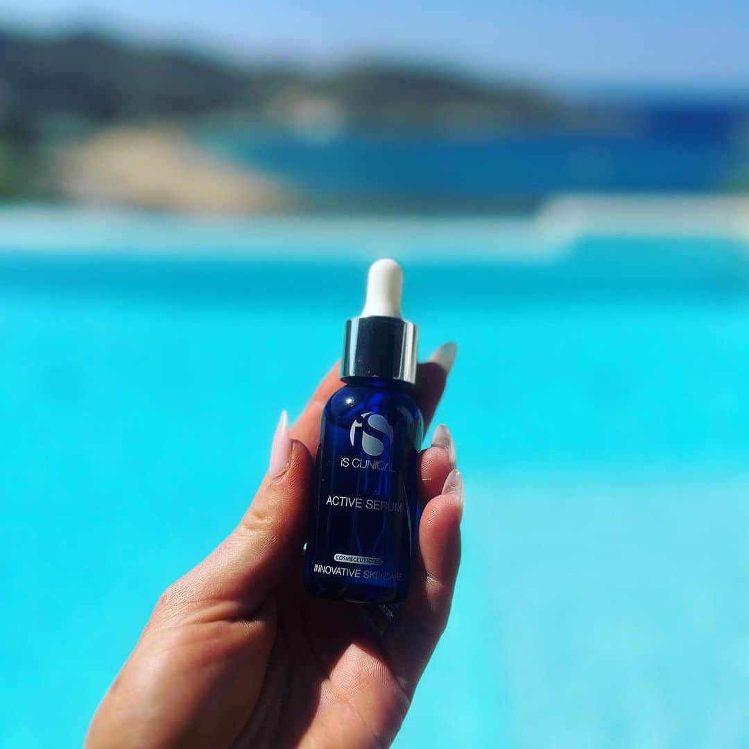 BROOKE EVERSさんのインスタグラム写真 - (BROOKE EVERSInstagram)「The secret to clear skin! Yep I’ll preach till I’m blue in the face! You need to get onto @isclinical_anz asap! I’ve been travelling now for a month and I haven’t had 1 breakout and I remember last year I was really congested and my skin sucked due to the heat and a naughty diet! 1. is the peel u need, I’m only doing this once a month as I’m in the sun a lot. 2. Active serum, decreases the appearance of fine lines and wrinkles, visibly evens skin tone, and is excellent for blemish-prone skin!!!! (My fav) 3. Is my full line up of epic products I can’t live without!!! If you want anymore info please DM me…I’m so happy to help. 🩵💙」7月18日 19時57分 - brookeevers