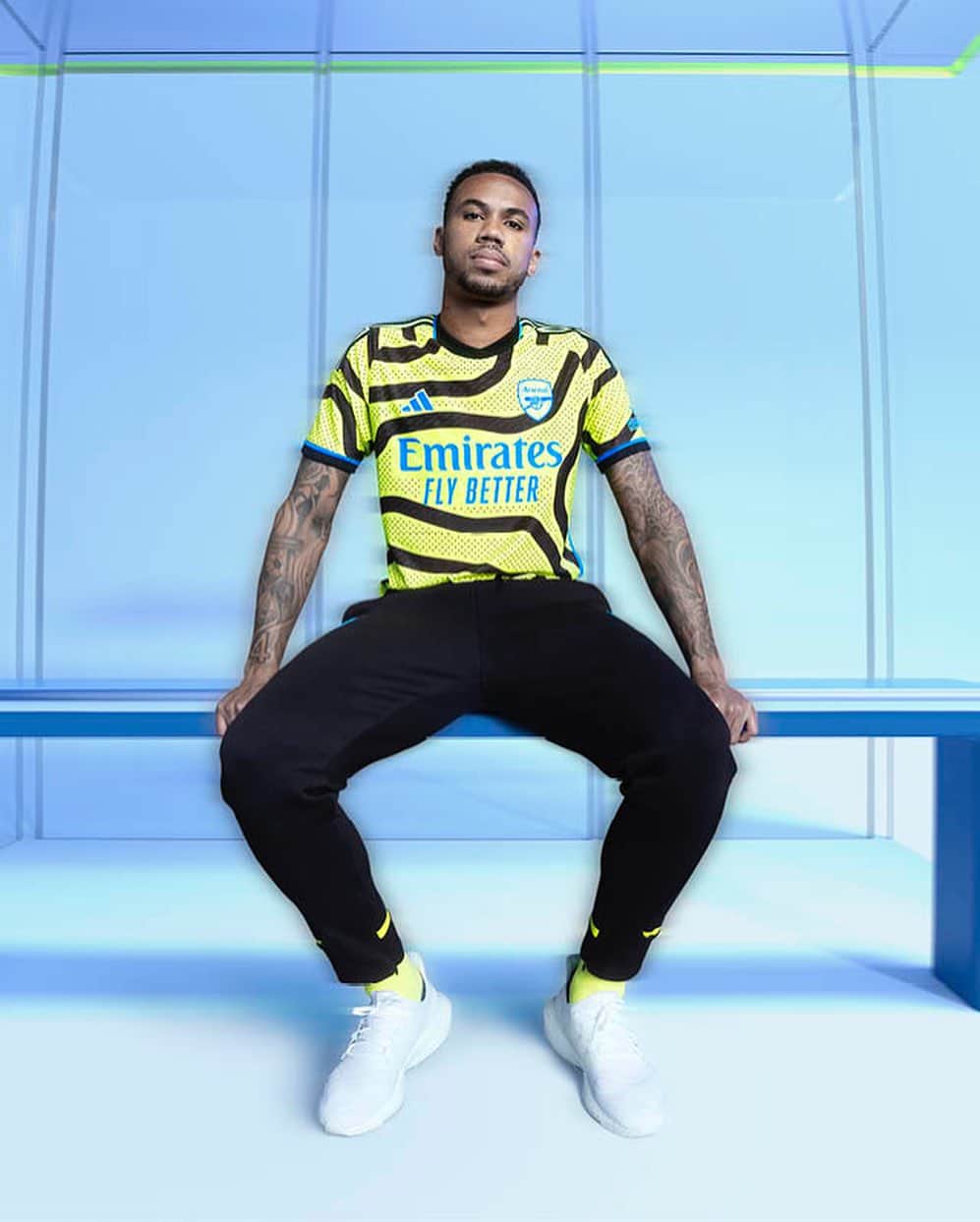 adidas UKさんのインスタグラム写真 - (adidas UKInstagram)「Away days never looked so fly ✈️  Introducing the new Arsenal men’s away jersey for the 2023/24 season.   Available now at adidas.co.uk/Arsenal」7月18日 19時49分 - adidaslondon