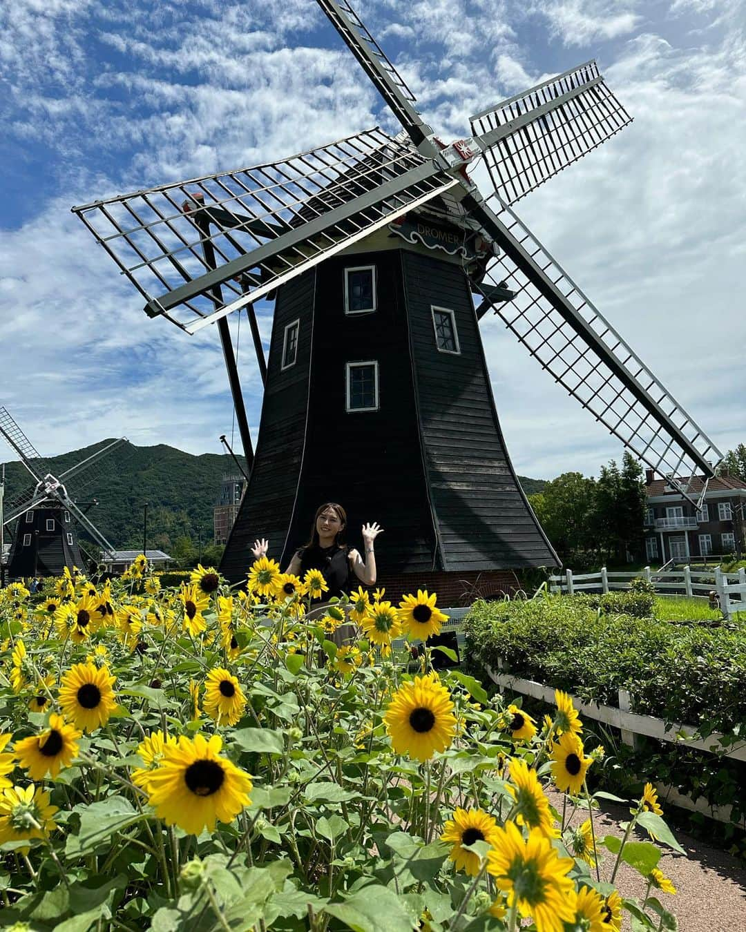 山形純菜さんのインスタグラム写真 - (山形純菜Instagram)「. 初ハウステンボス🎠 ⁡ フラワーロード🌻も ランタンナイトショー🎇も 最高でした！ ⁡ 長崎ちゃんぽん、佐世保バーガーはもちろん 食べたかったカステラアイス🍨も食べられて 幸せな出張でした〜🤤💗 ⁡ ⁡ #ハウステンボス #長崎ハウステンボス #フラワーロード #ひまわり #向日葵 #風車 #スペクタクルランタンナイトショー #ランタン #プロジェクションマッピング #ひるおび #ひるおび中継 #長崎観光 #佐世保 #テーマパーク」7月18日 19時53分 - yamagata_junna