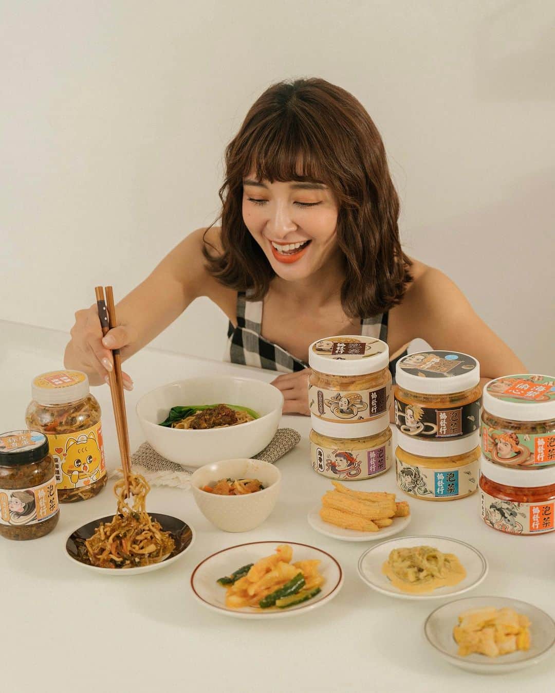 Kerinaのインスタグラム：「阿妞師上菜囉🤣🤣 不得不說我自己都佩服自己 可以變出這麼多道料理了哈哈哈 跟我一樣是料理初階班的人 我真的大推 @shiefafood 很可以入手 因為可以讓你瞬間變身料理高手（笑  之前就有跟團買過 #協發行泡菜 的催淚皮蛋 那次也買了黃金系列的泡菜跟鴨掌 一整個愛上❤️ 所以這次收到邀約 二話不說立馬答應我！要！開！團！  尤其這次開團還有最近他們跟 @popselect.shop  聯名新推出的 #涼拌雜菜 這個不得了～超級好吃誒🥹 會一口接著一口停不下來的那種 裡面有低熱量的寒天 搭配筍絲、豆干絲、木耳絲...等八種清爽食材 重點是這一款不會辣 不敢吃辣的人務必試試💁🏻‍♀️  協發行的產品平常除了可以配白飯/水餃/涼麵/拌麵之外 還可以拿來做很多創意料理 我用了韓式泡菜來煮泡菜鍋 原本擔心會太淡或太酸 沒想到有夠好吃，完全不輸外面餐廳買的 以後想吃泡菜豆腐鍋自己煮就好啦😏  再來是我最愛的皮蛋系列 有蒜香皮蛋&催淚皮蛋 直接拿它來做成蛋餅的內餡 喔～這真的可以直接開店營業了😝 直接淋在水煮秋葵上也是超讚的  這次開團時間從7/18~7/24 連結我會放在精選動態 只要購買4入就有免運 還可以再搭配樂天的優惠券更划算唷  還有妞粉限定折扣碼「kerina2307」 新用戶滿600折100，限量300張 *優惠券不可同時使用唷 快點買起來把冰箱塞滿滿吧🫶🏻」