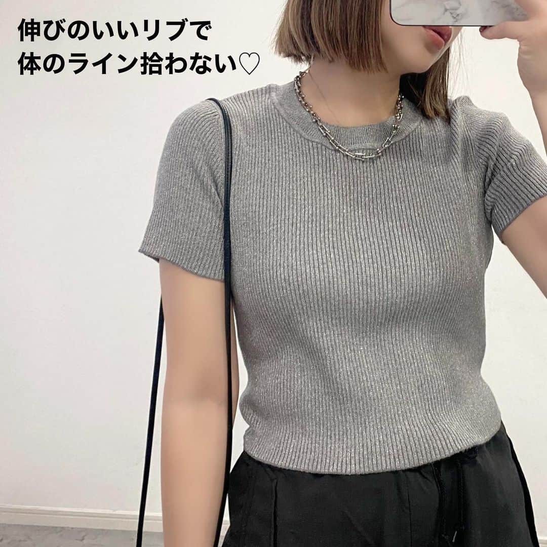 ❁coco❁さんのインスタグラム写真 - (❁coco❁Instagram)「\GU大人も着られるラメT/ @rococo39  GUの新作を爆買いしたのでどんどん紹介していきまーす🙆‍♀️✨  大人も着られると噂のミニ丈Tがついにでたよー！！  ◆ GU ラメクロップドT  Lサイズ  ミニ丈なんか腹出しなんか無理無理と思ってたけど いや、これは可愛いかも、と思ってしまった！！ 腹がでそうで出ない絶妙な丈感。 よく伸びる細めのリブと、うるさくないラメ。  うん、これ使えそう‼️   ご質問はDMかコメントにお気軽にどうぞー！  ------------------------------------------------ 投稿者は…  @rococo39 🐰235k follower  162cm骨格ストレートアラフォーママ 日常の出来事は　ストーリーとブログに更新 購入品レビューは　リールとyoutubeにUP！ 📍いいね、コメント1番　嬉しいです✨保存も忘れずに🐏 ---------------------------------------------- 　 #アラフォーコーデ  #アラサーコーデ　#40代コーデ　#30代コーデ　 #骨格ストレート　#プチプラコーデ　#ママコーデ 　　#GUコーデ  #みんなのguコーデ　#ジーユーコーデ　#ジーユー購入品　#夏コーデ　#高見えコーデ #ジーユーマニア　　#4meee #gu_for_all #coco購入品レポ」7月18日 20時04分 - rococo39
